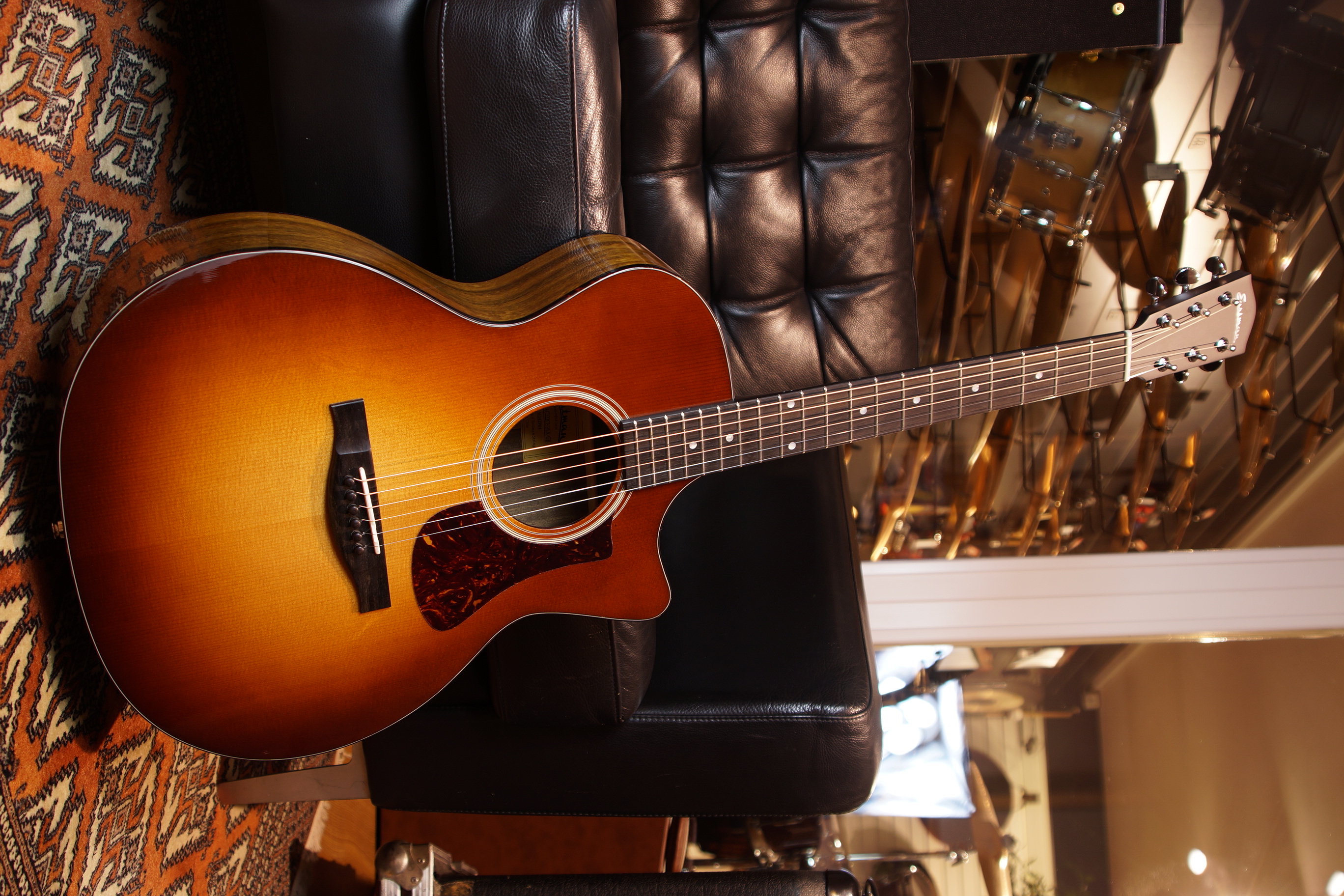 Eastman AC222CE Deluxe Goldburst mit Tonabnehmer und Gigbag