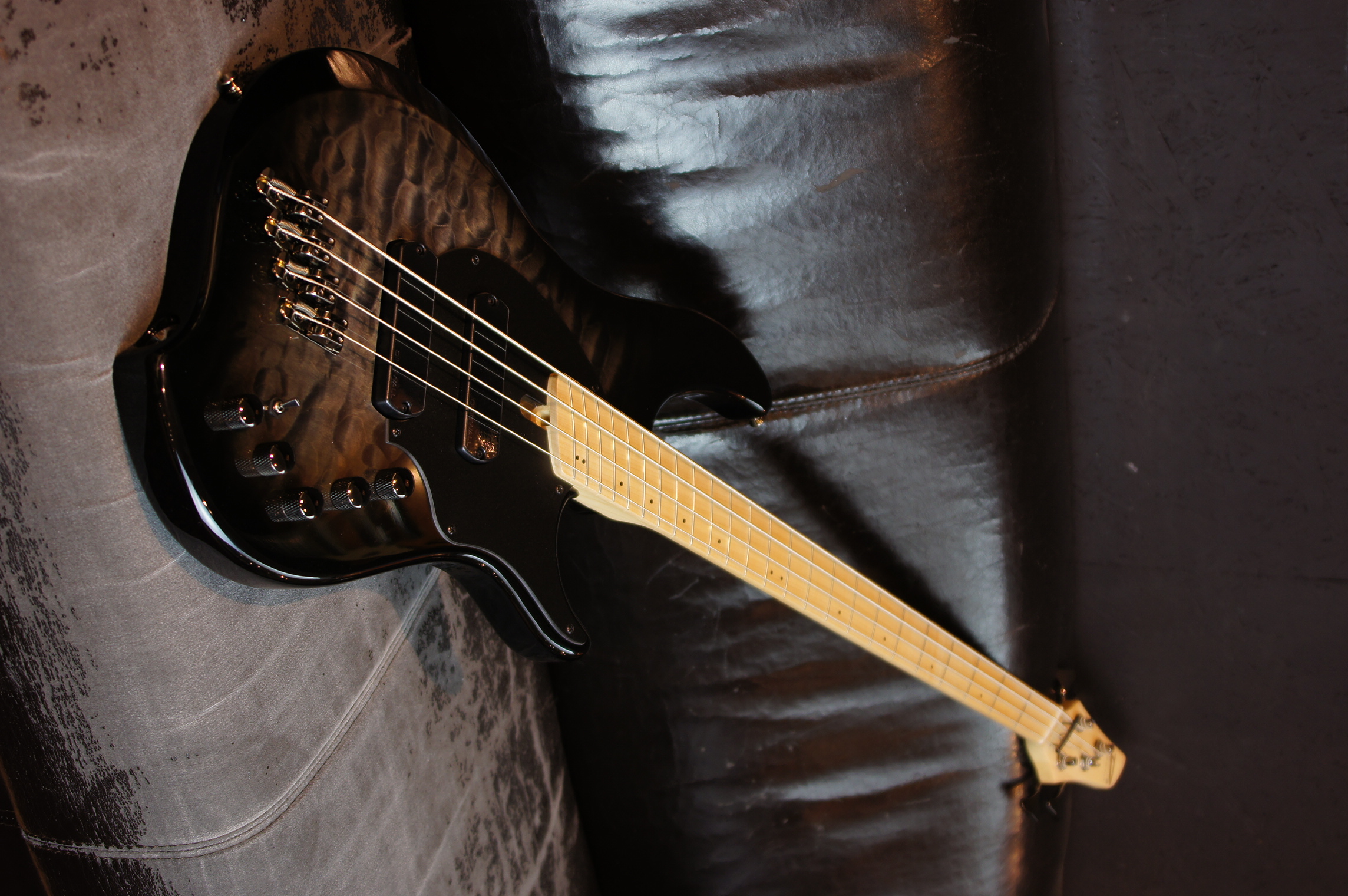 Dingwall CB2 Combustion 4-String Mapleneck 2 Tone Black Burst