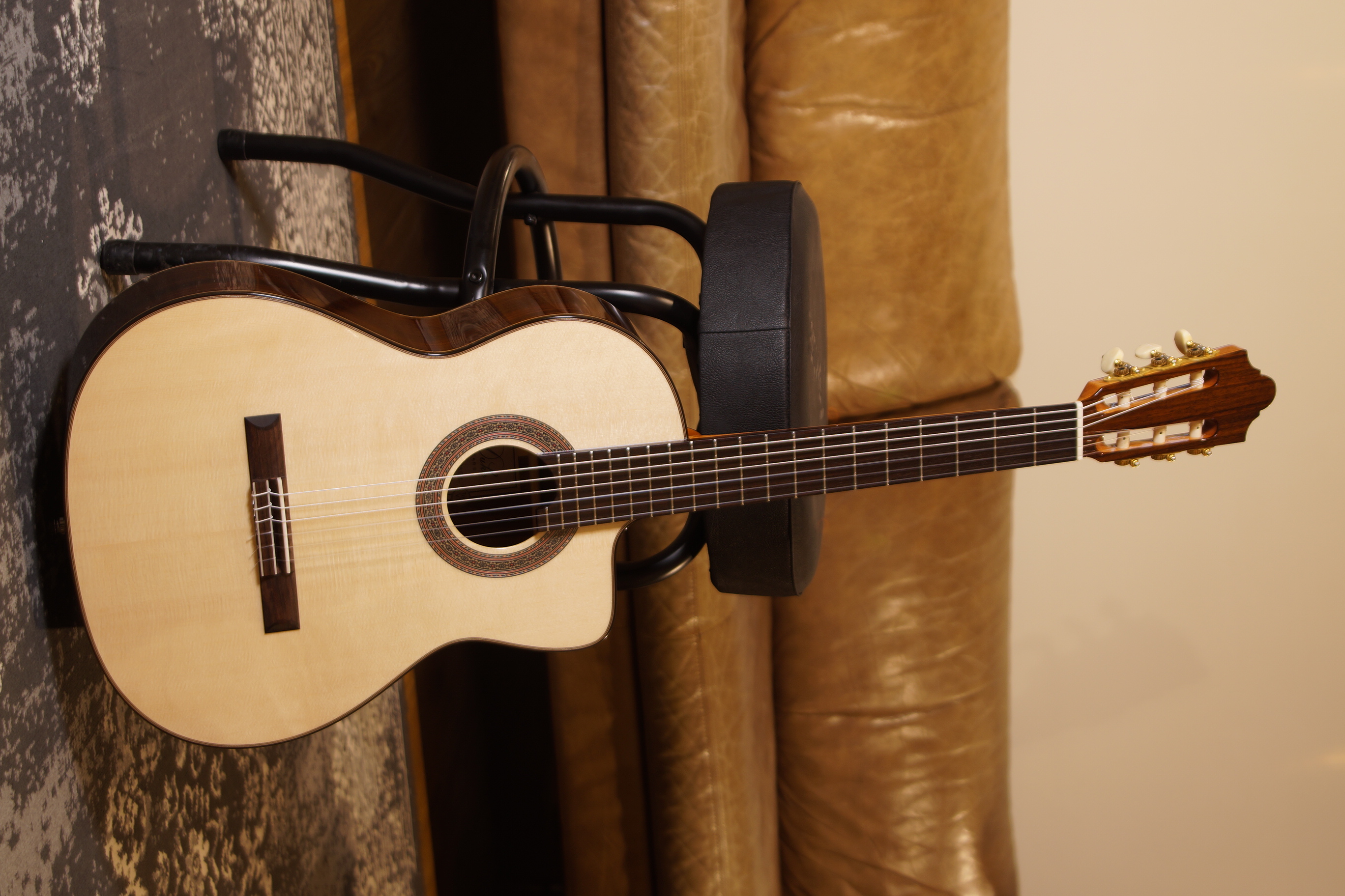 Duke Konzertgitarre Student F 63/48 Cut Trio VT - Crossover mit Tonabnehmer