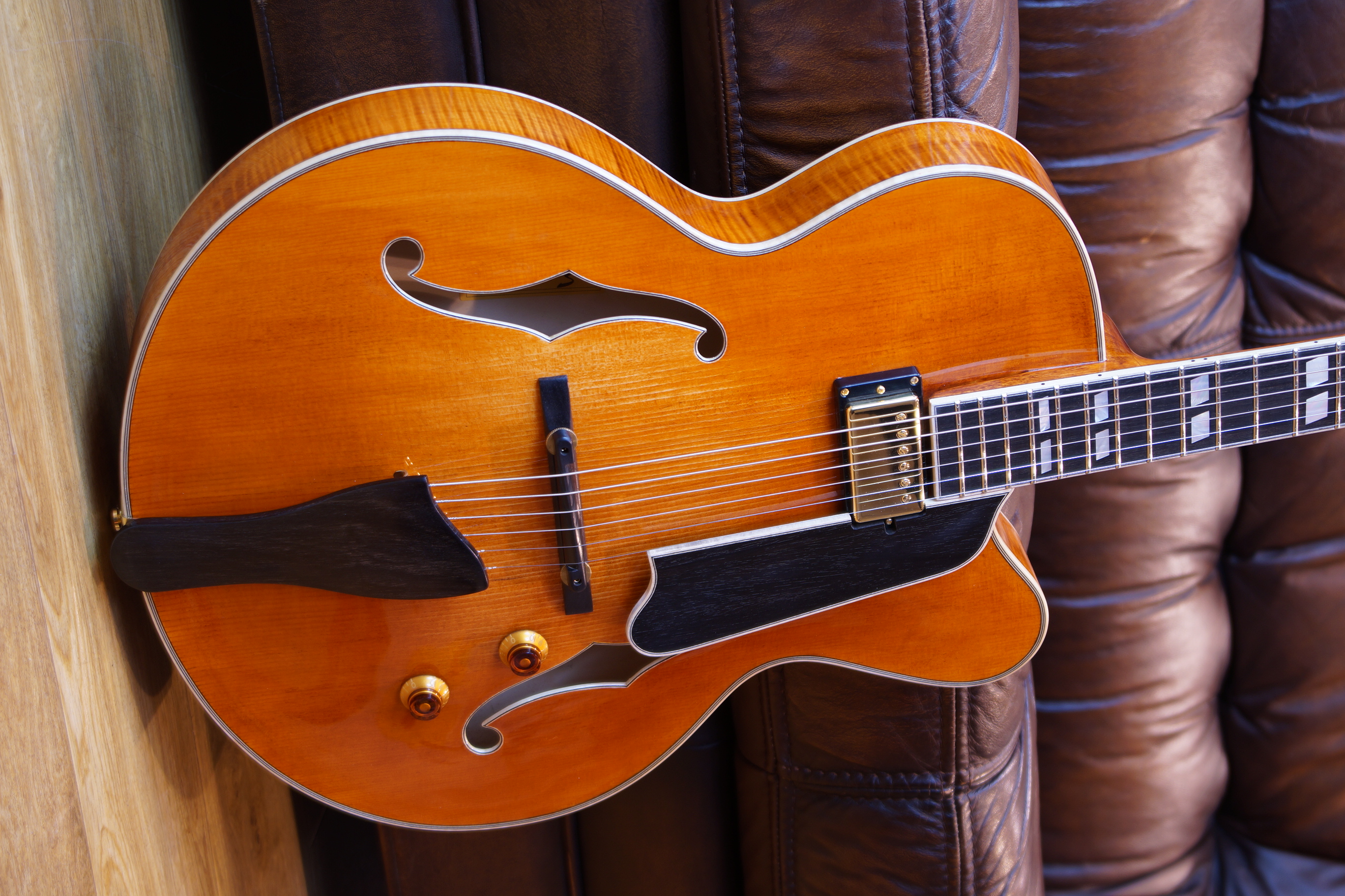 Eastman AR580CE-HB Archtop Honeyburst