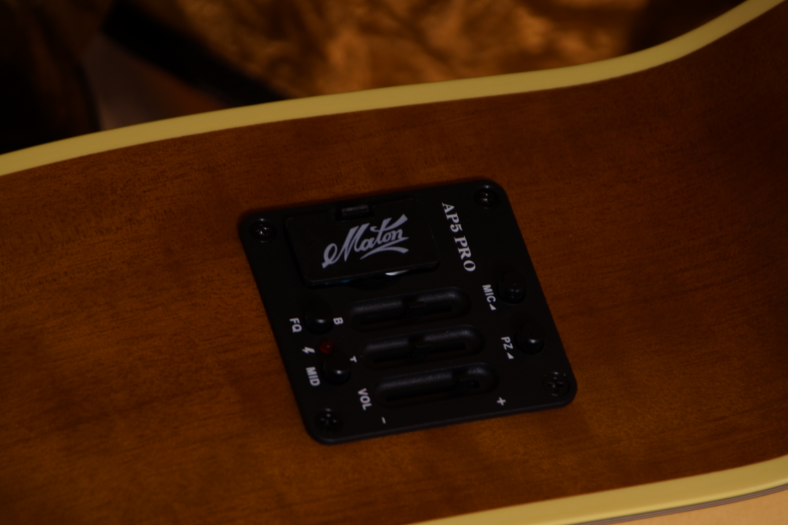 Maton EBG 808 TE - Tommy Emmanuel Signature Modell