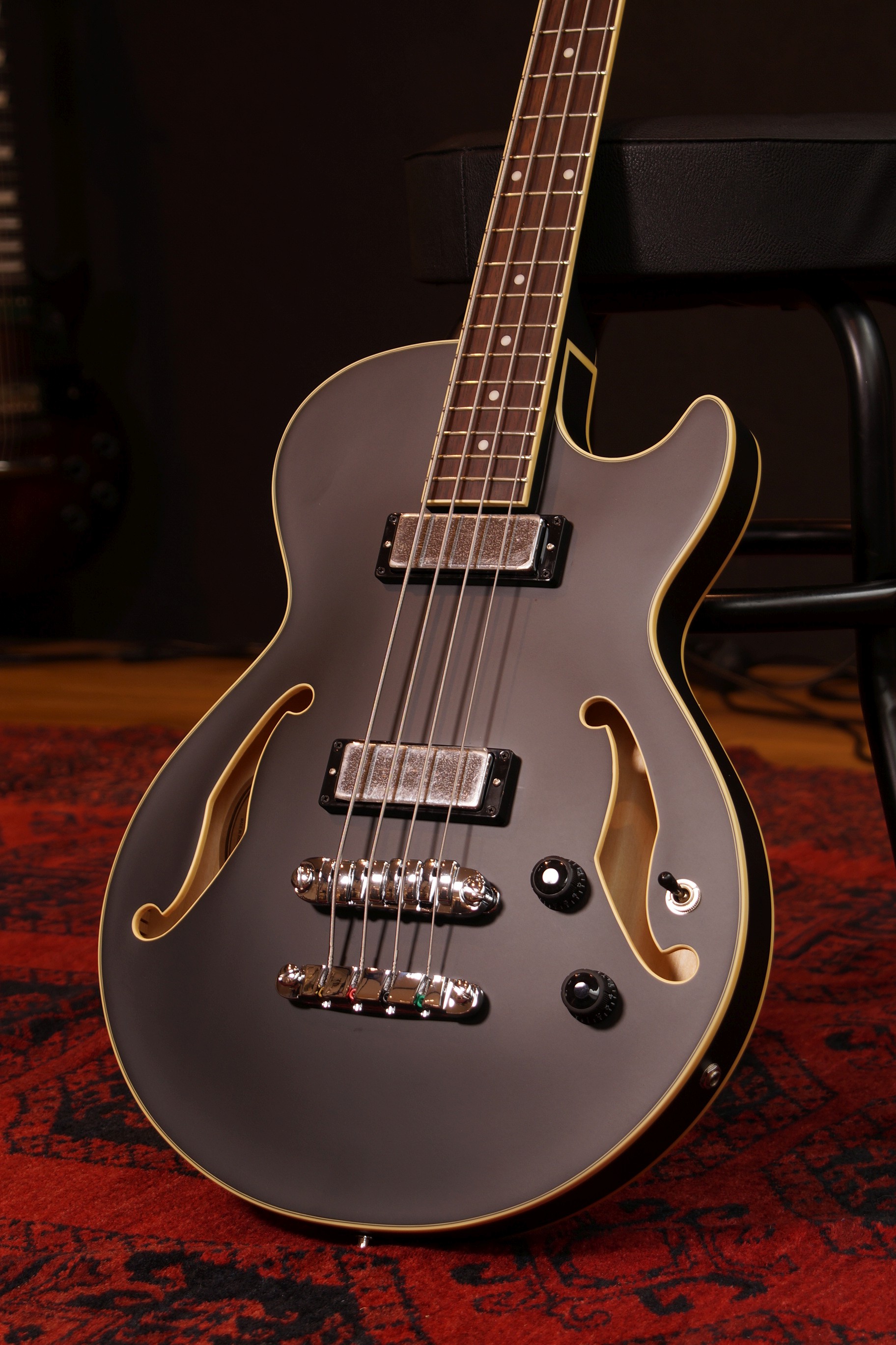 IBANEZ Artcore 4-Str Black Flat Semi Hollow Body