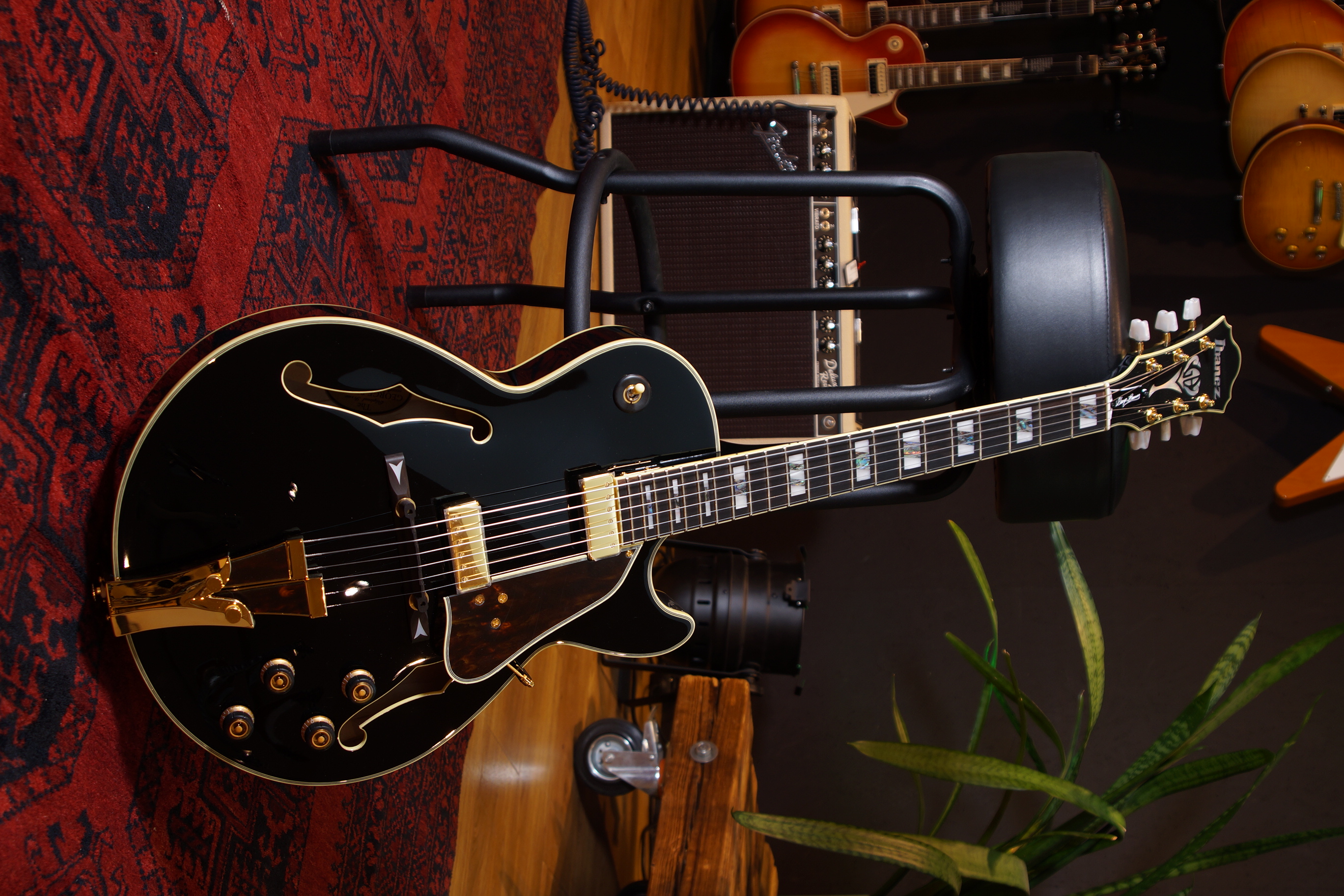 IBANEZ George Benson Signature Hollowbody Gitarre 6-String - Black + Koffer