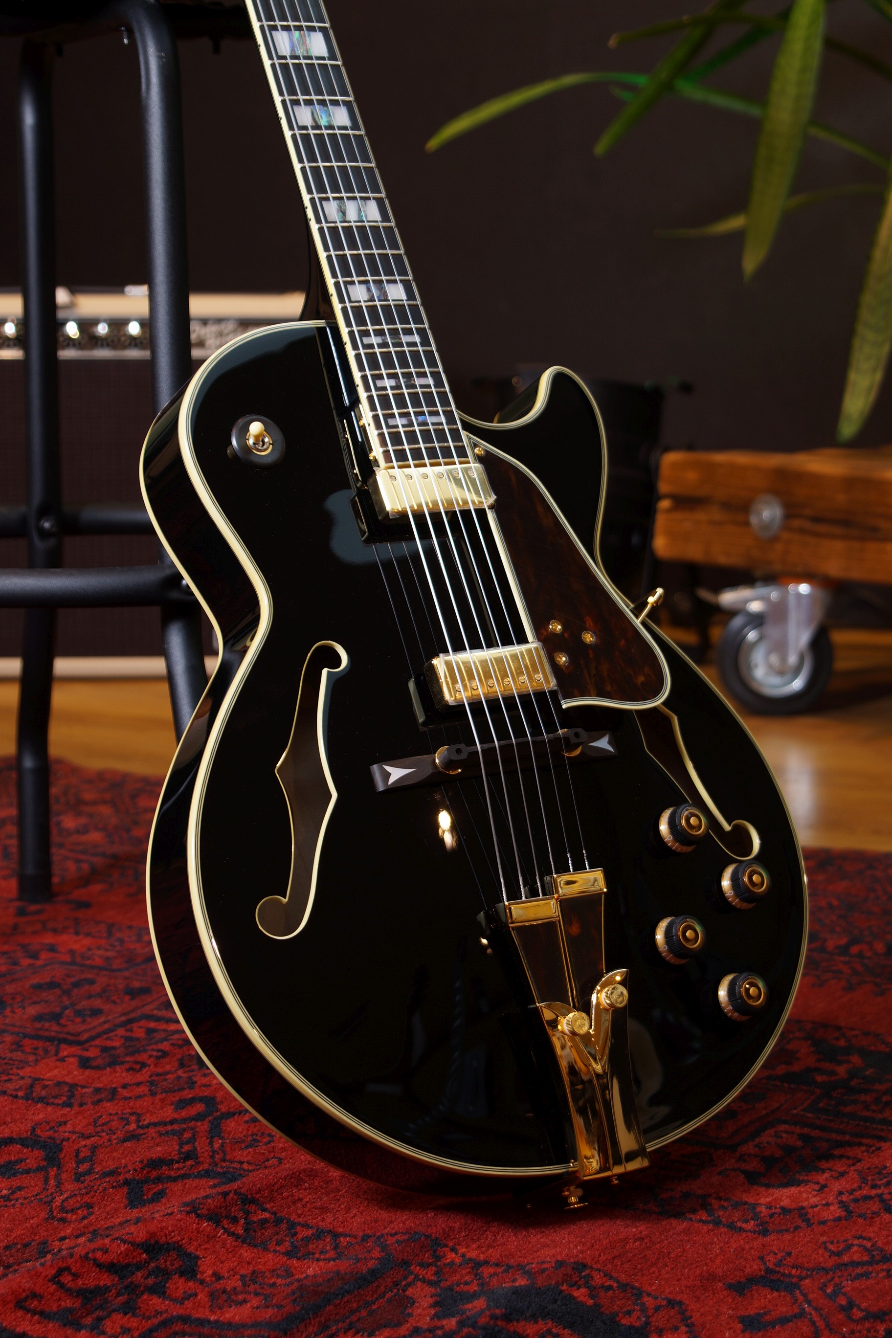 IBANEZ George Benson Signature Hollowbody Gitarre 6-String - Black + Koffer