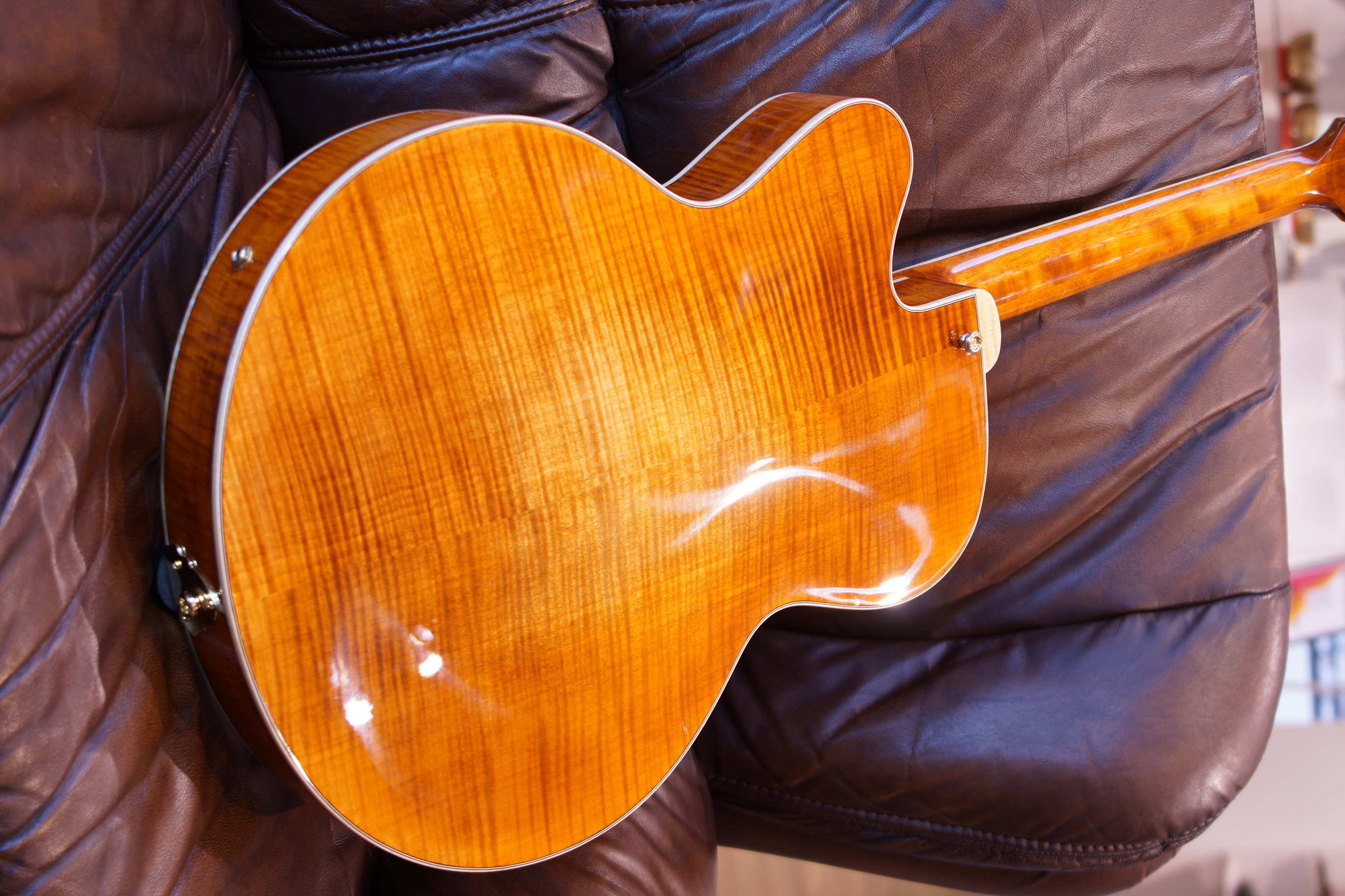 Eastman AR580CE-HB Archtop Honeyburst