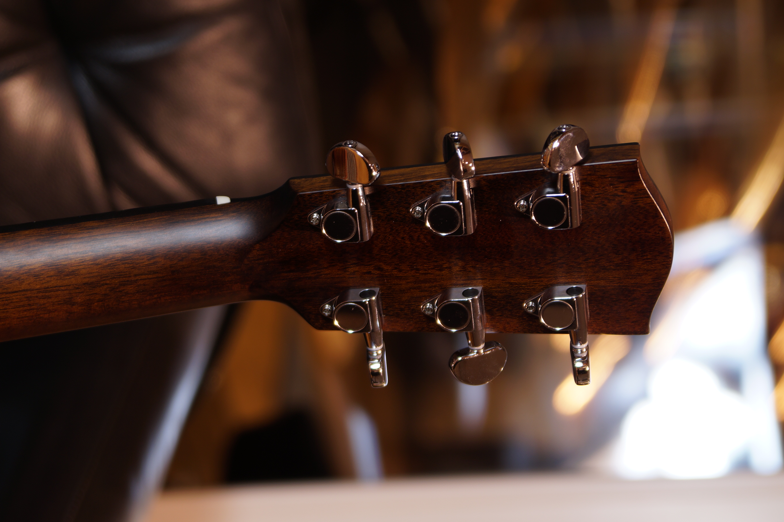 Eastman AC222CE Deluxe Goldburst mit Tonabnehmer und Gigbag