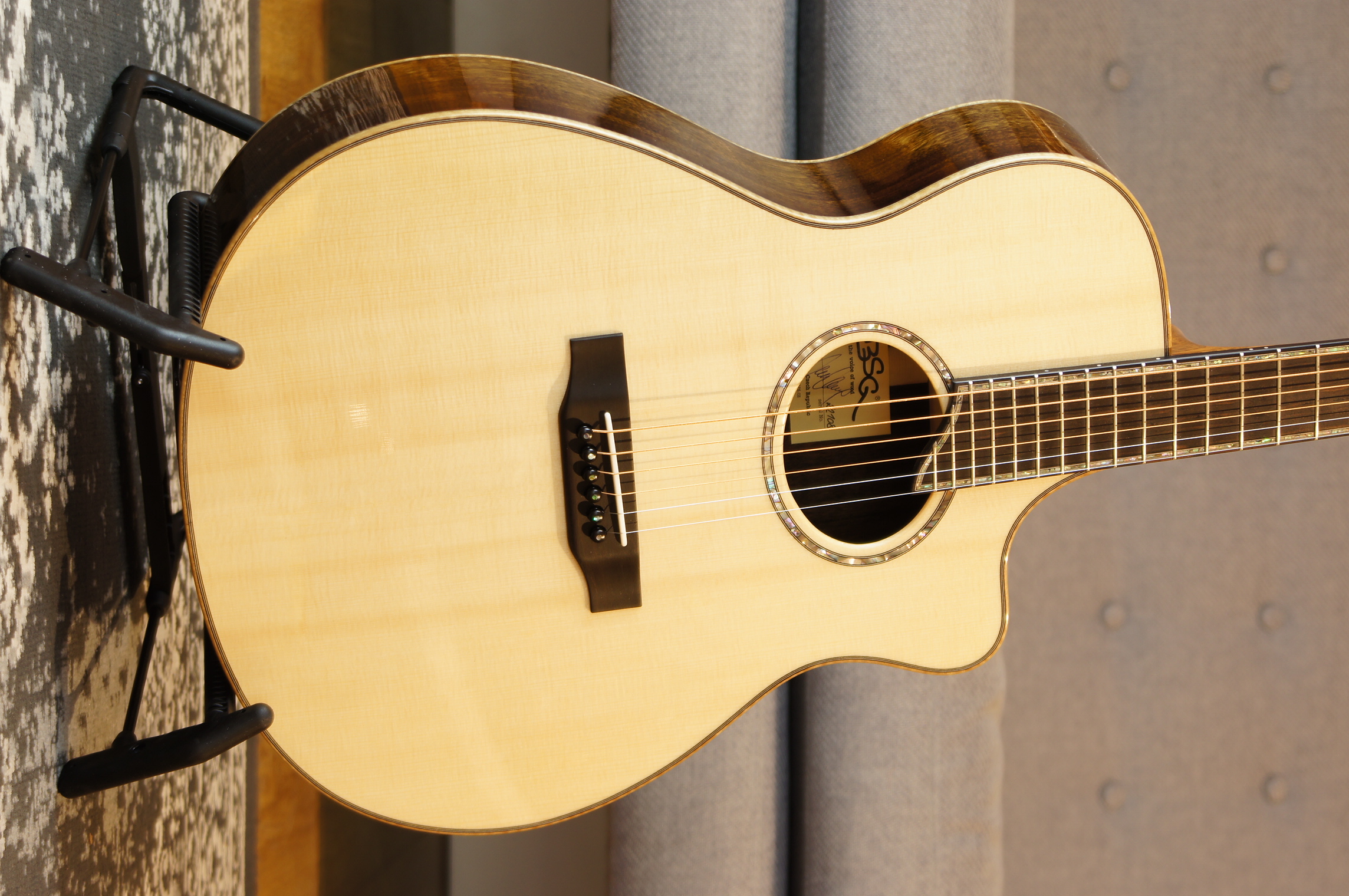 BSG Apro 35 F - Curly Laurel / Fichte mit MISI Trio Air Tonabnehmer