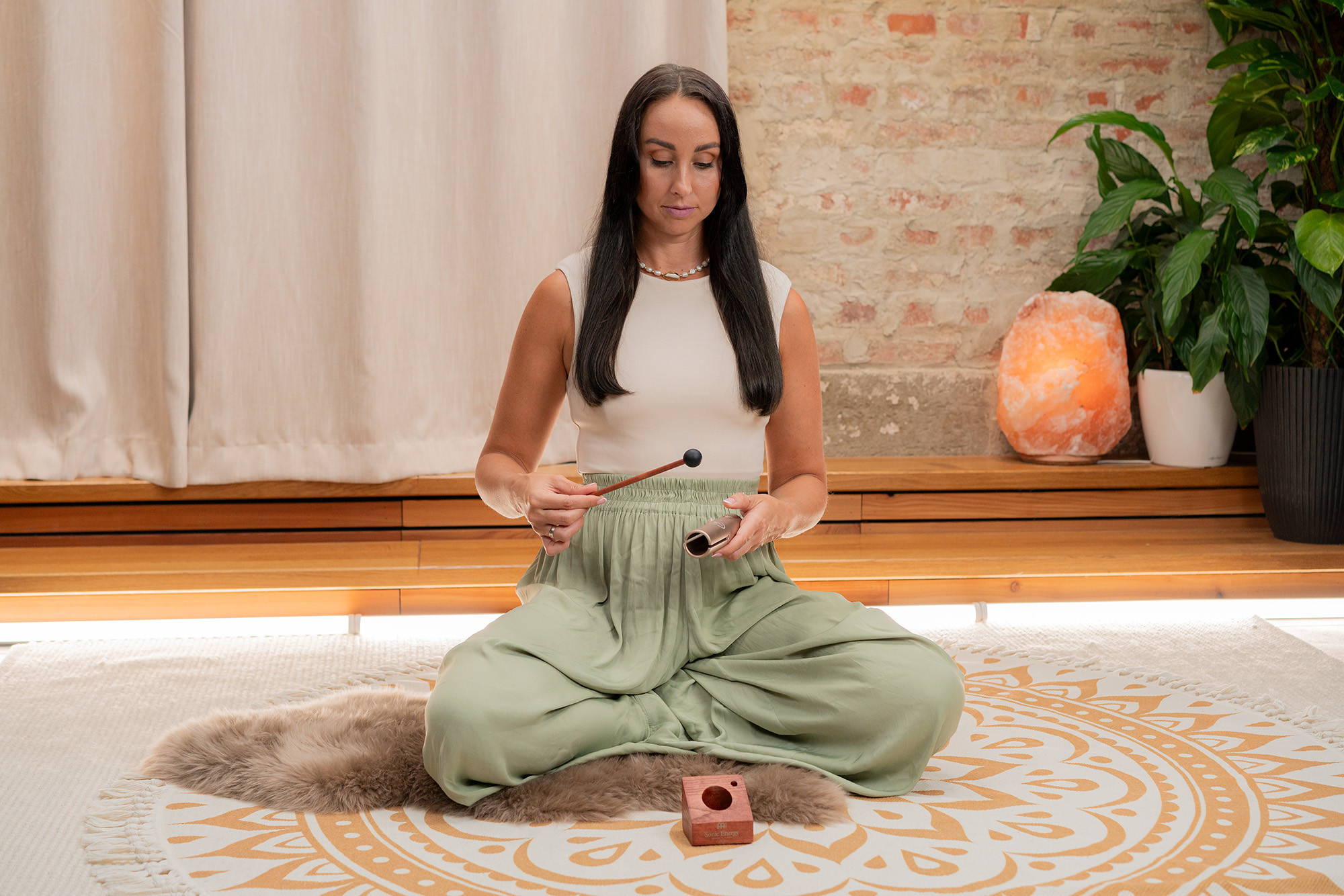 Mein Sonic Energy Wah-Wah Tube C6 432Hz mit Schlägel und Ständer