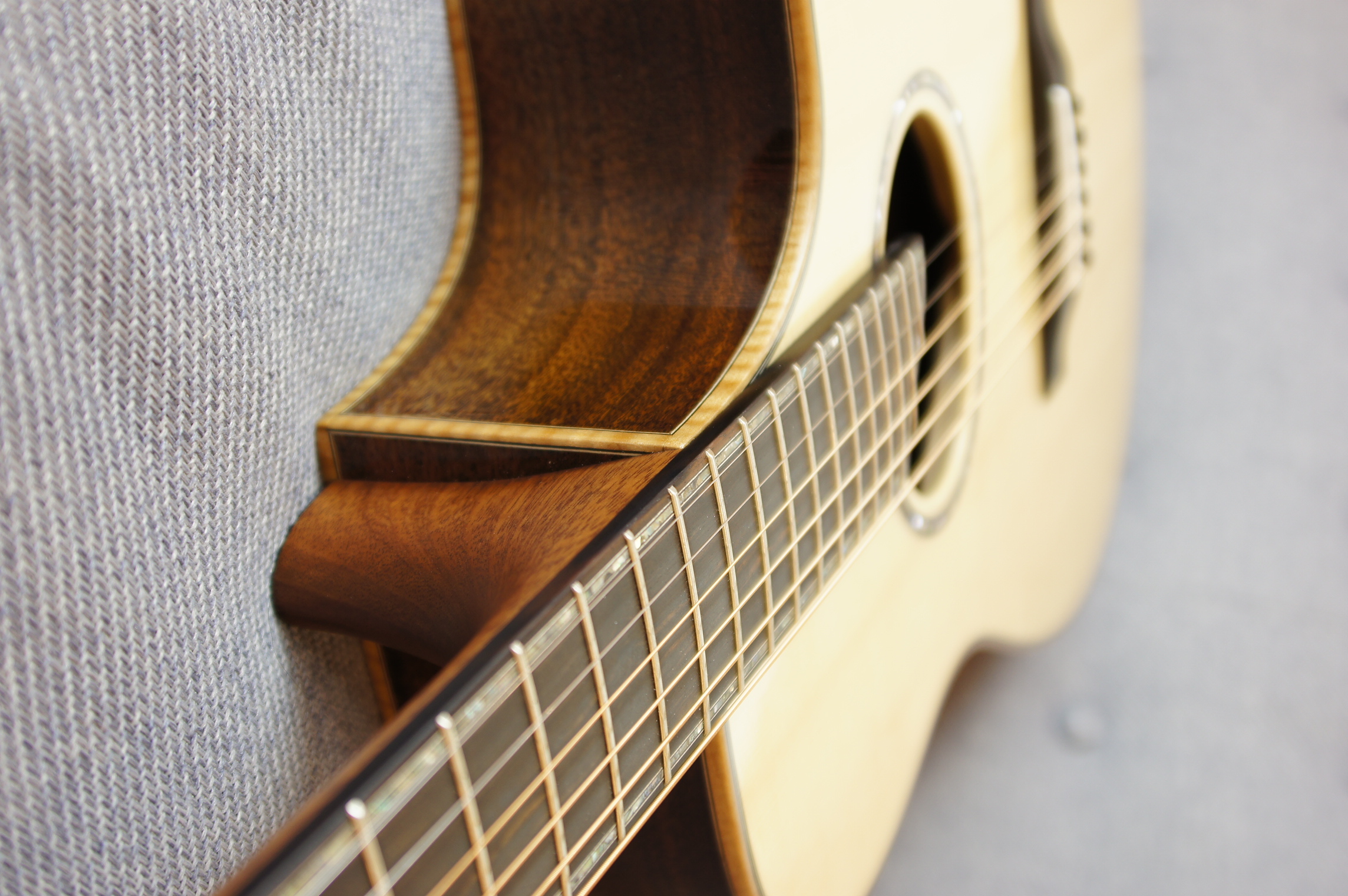 BSG Apro 35 F - Curly Laurel / Fichte mit MISI Trio Air Tonabnehmer