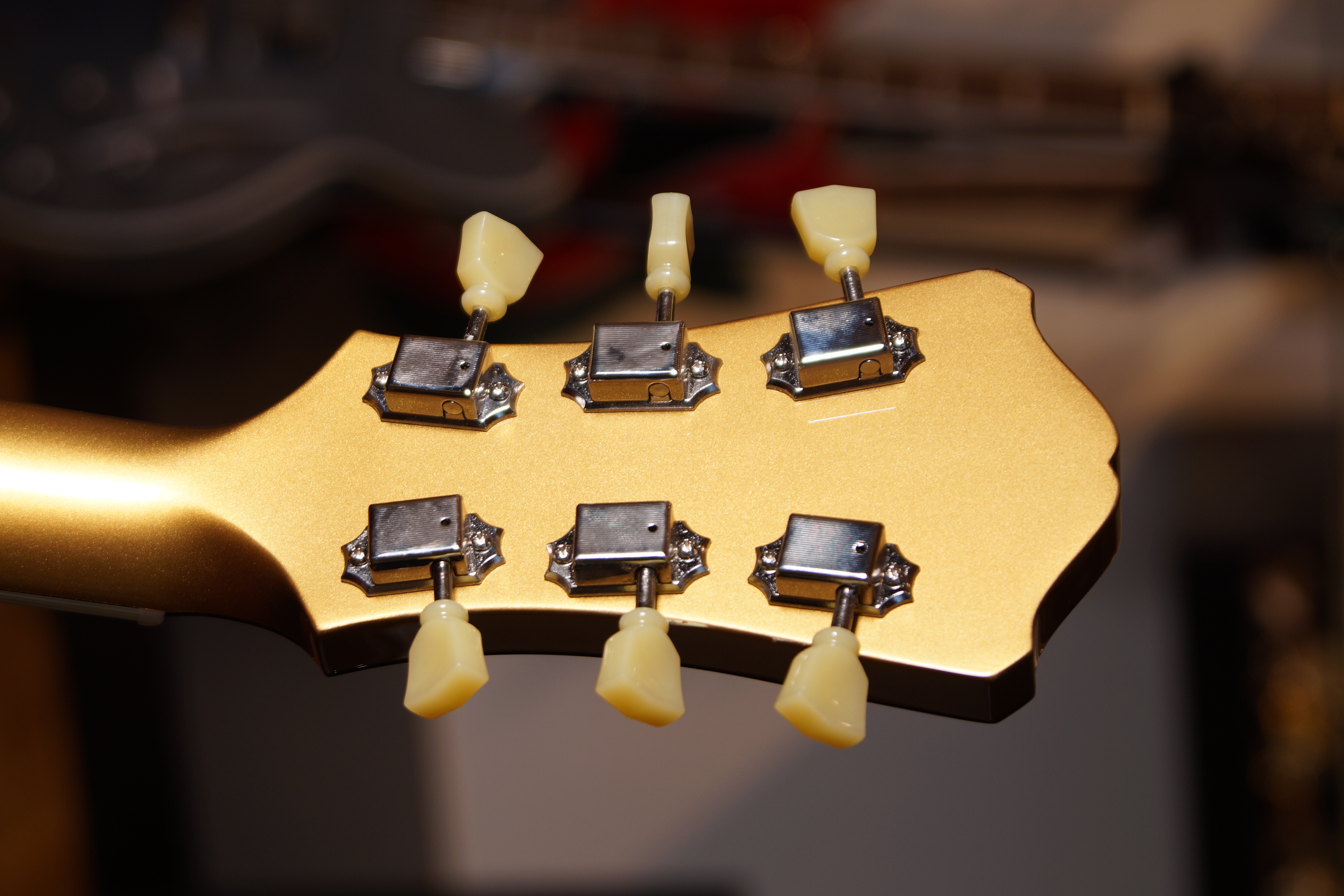 Eastman T-58 GD Archtop mit Bigsby Gold