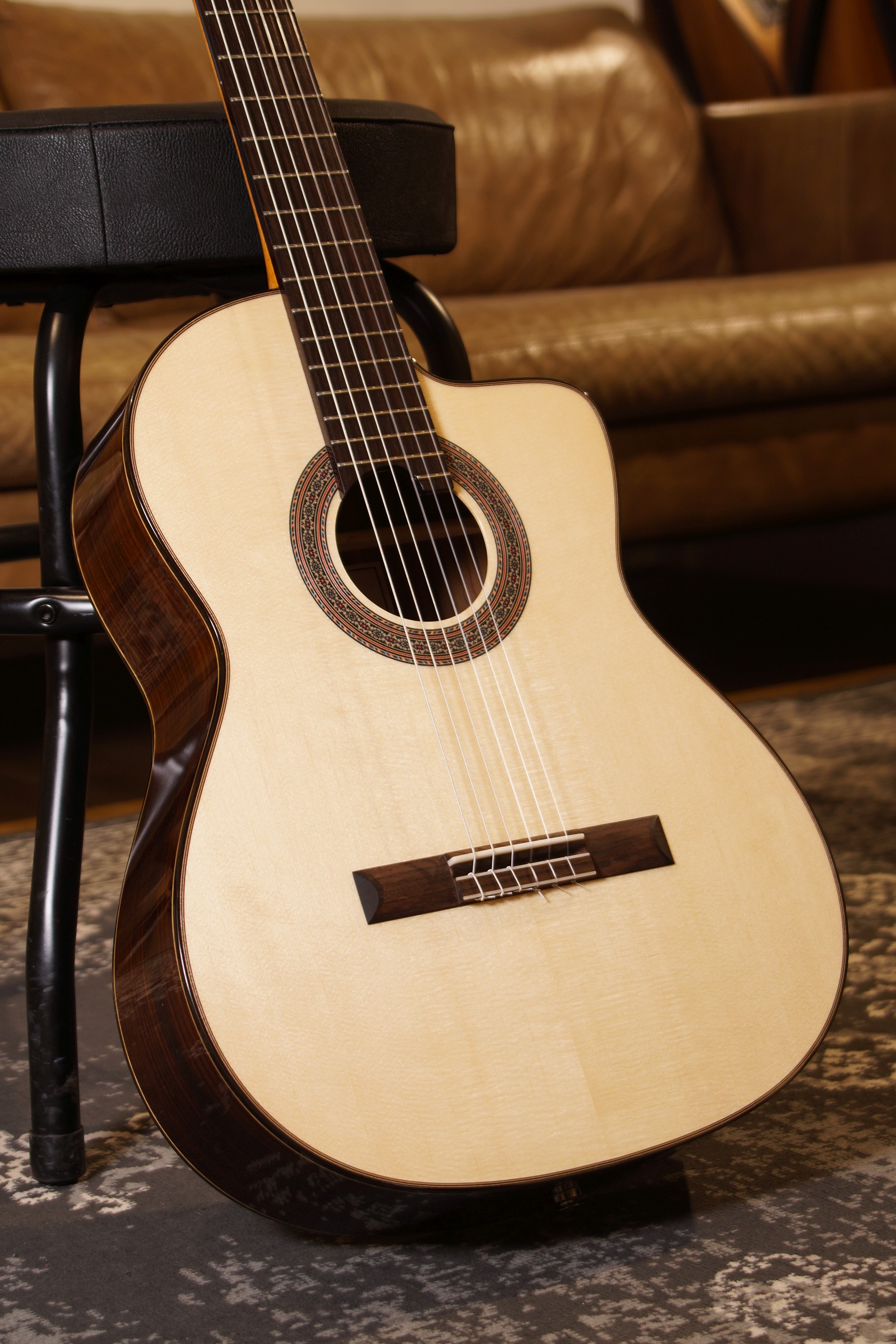 Duke Konzertgitarre Student F 63/48 Cut Trio VT - Crossover mit Tonabnehmer