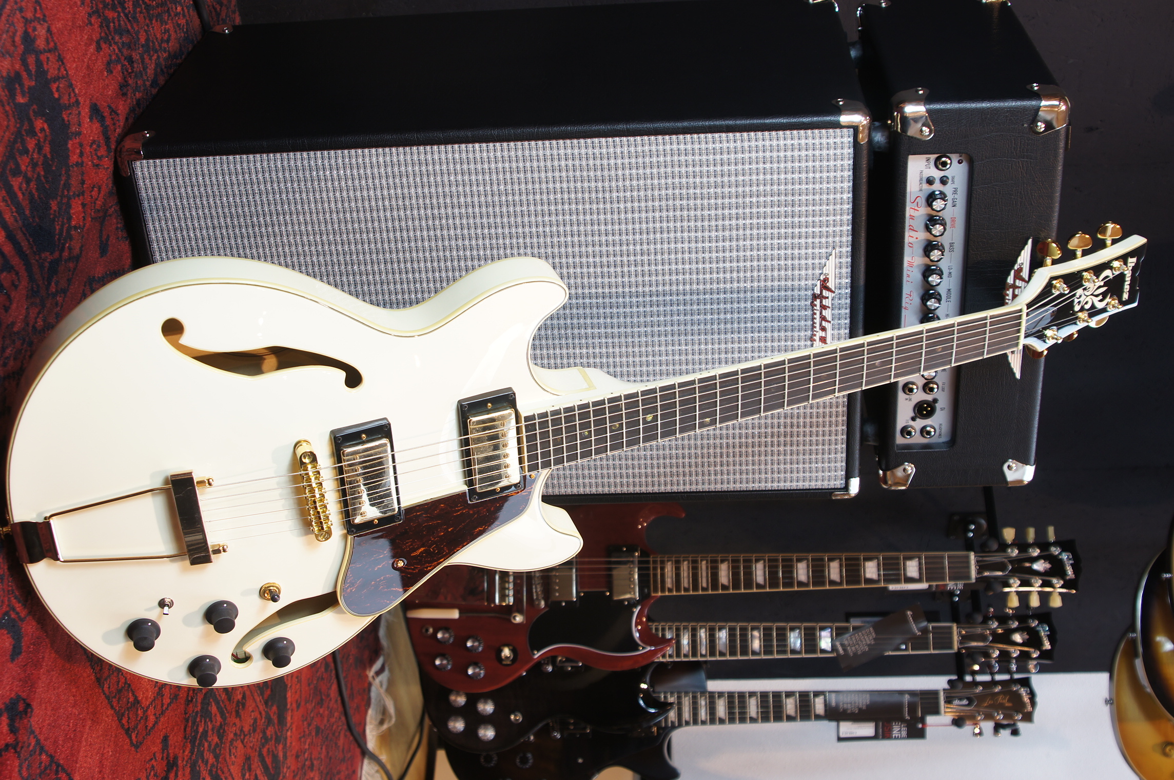 IBANEZ Artcore Expressionist AM Hollowbody Gitarre 6-String - Ivory