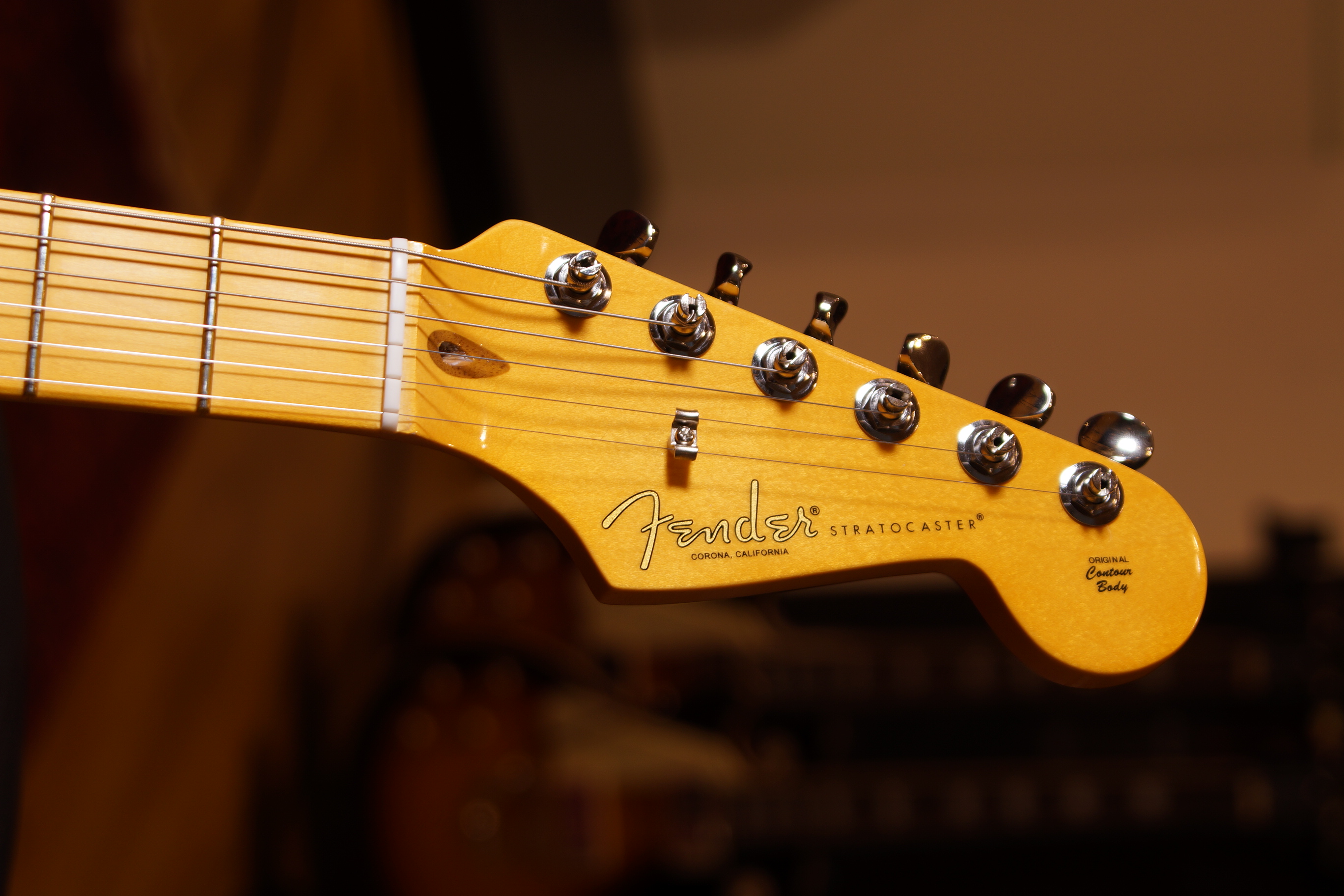 Fender American Professional Classic Stratocaster® HSS, Maple Fingerboard, 3-Color Sunburst