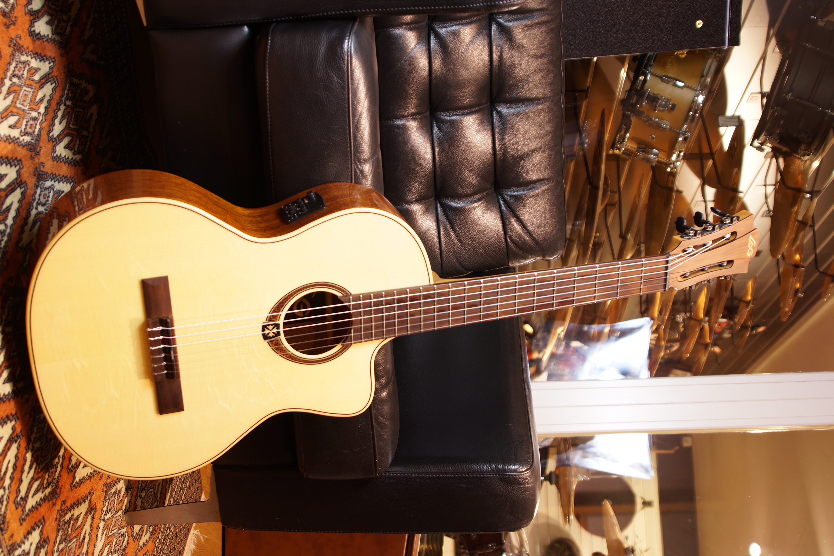 LÂG - GLA OC88CE Konzertgitarre mit Pickup