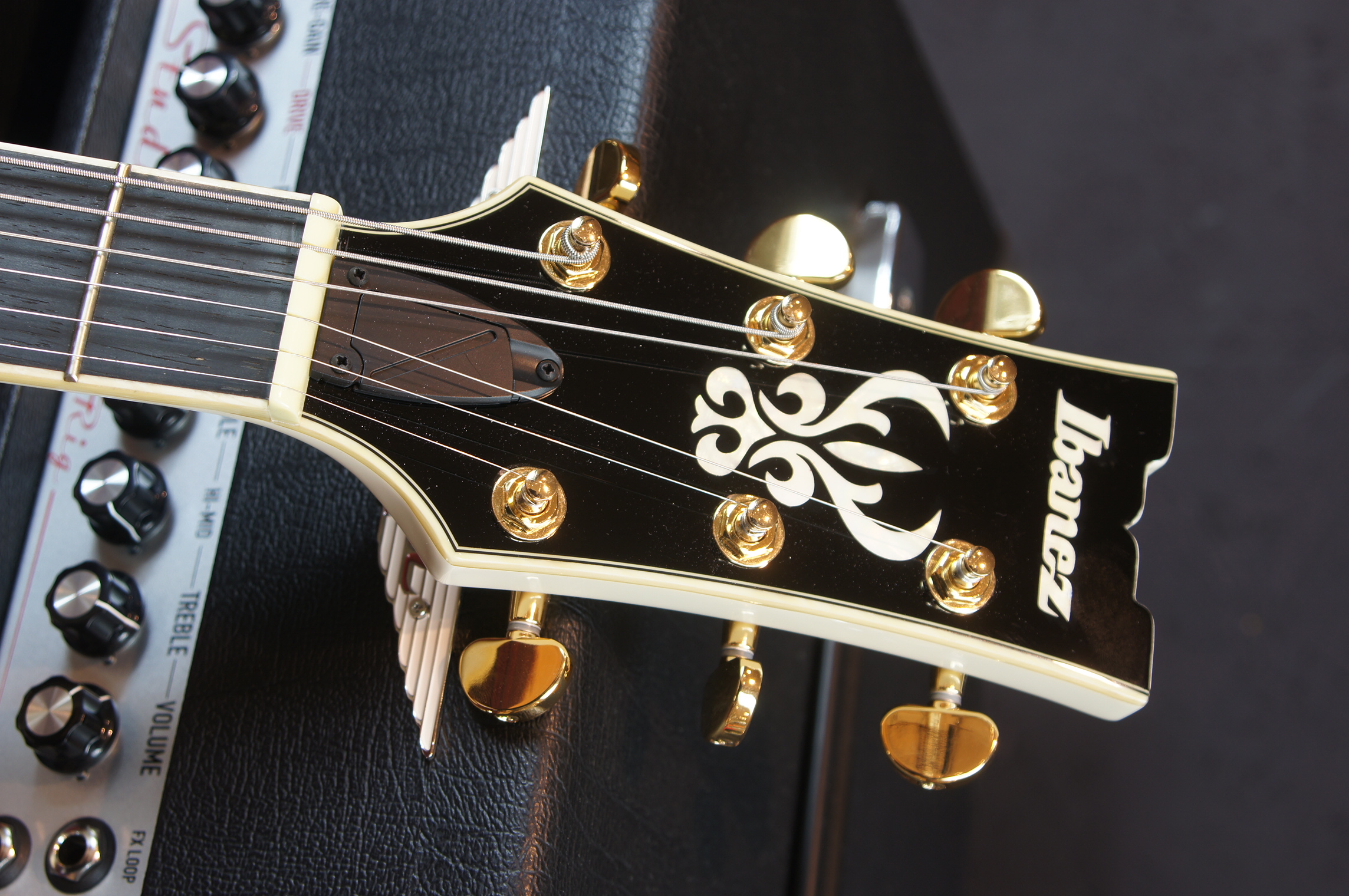 IBANEZ Artcore Expressionist AM Hollowbody Gitarre 6-String - Ivory