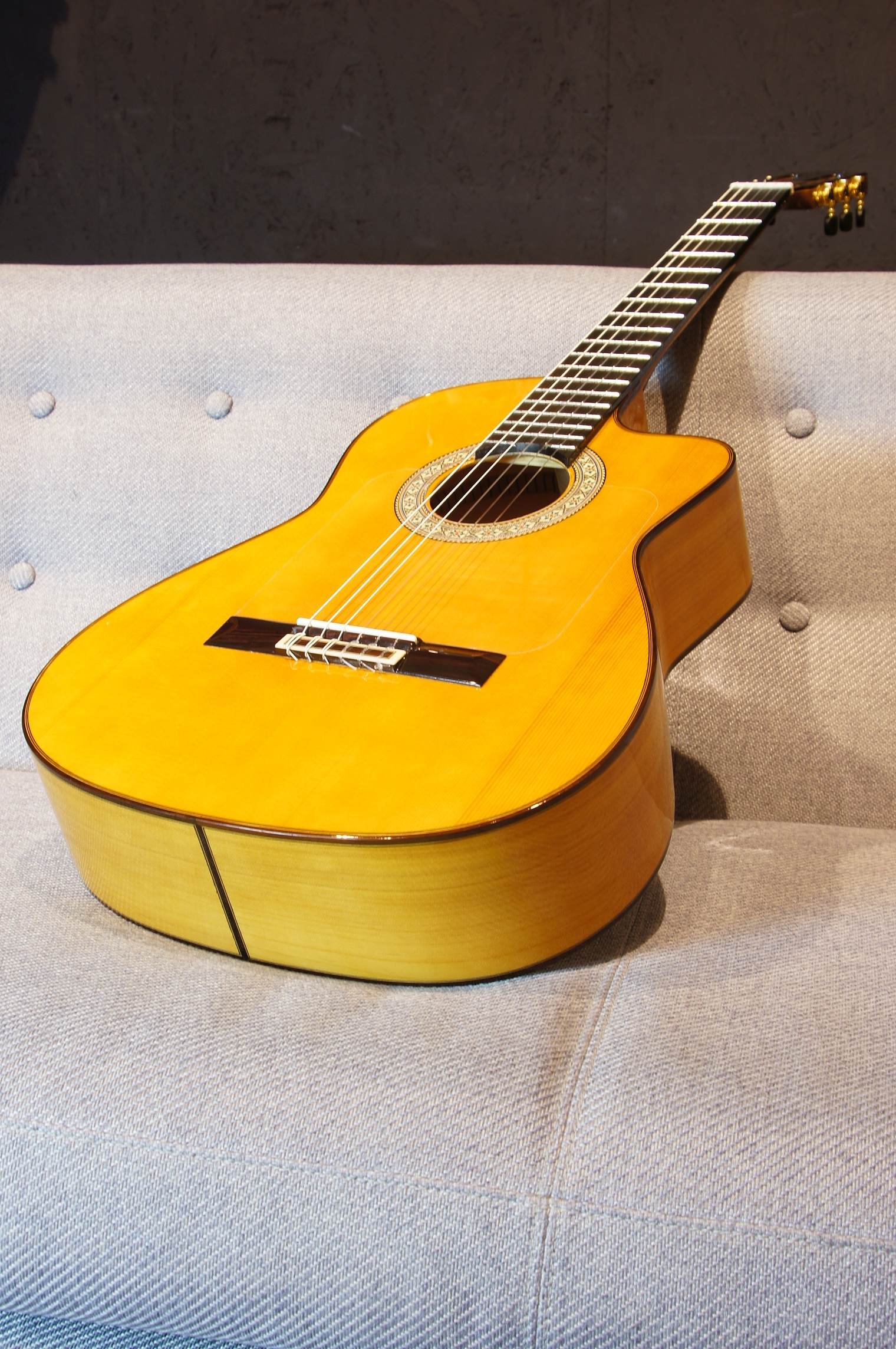 Esteve 9F SP Zypresse Flamenco Cutaway Sondermodell