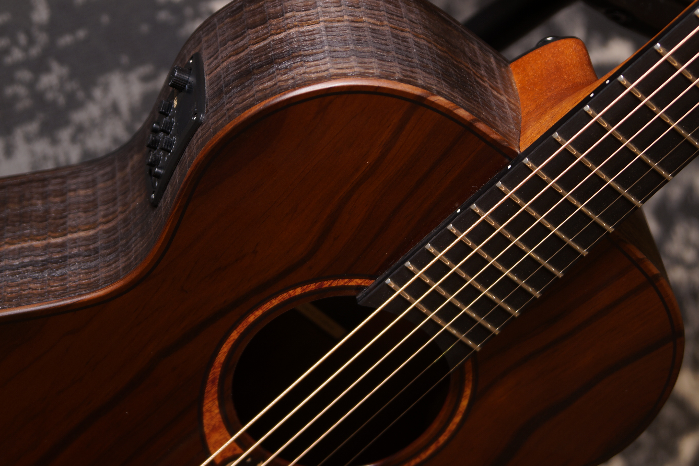 LÂG - GLA SAUVAGE-TE Travelgitarre