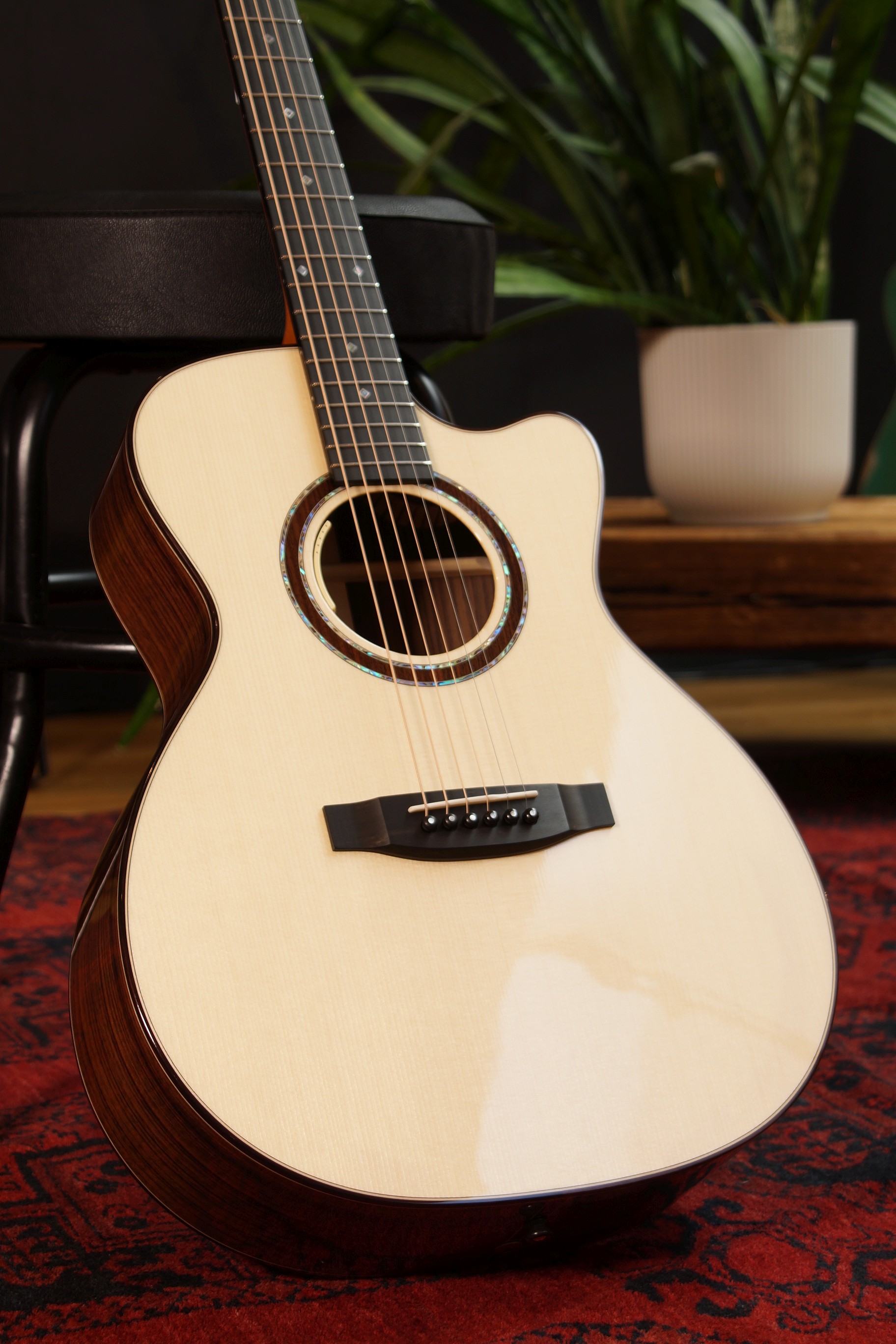Lakewood M-32 CP Deluxe mit L.R Baggs Anthem Tonabnehmer und BAM Koffer