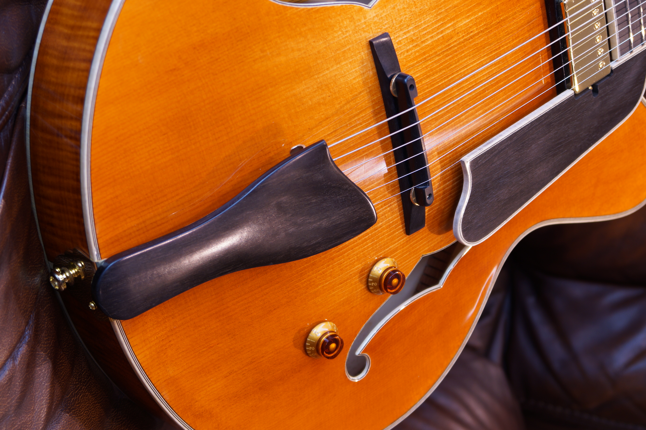 Eastman AR580CE-HB Archtop Honeyburst