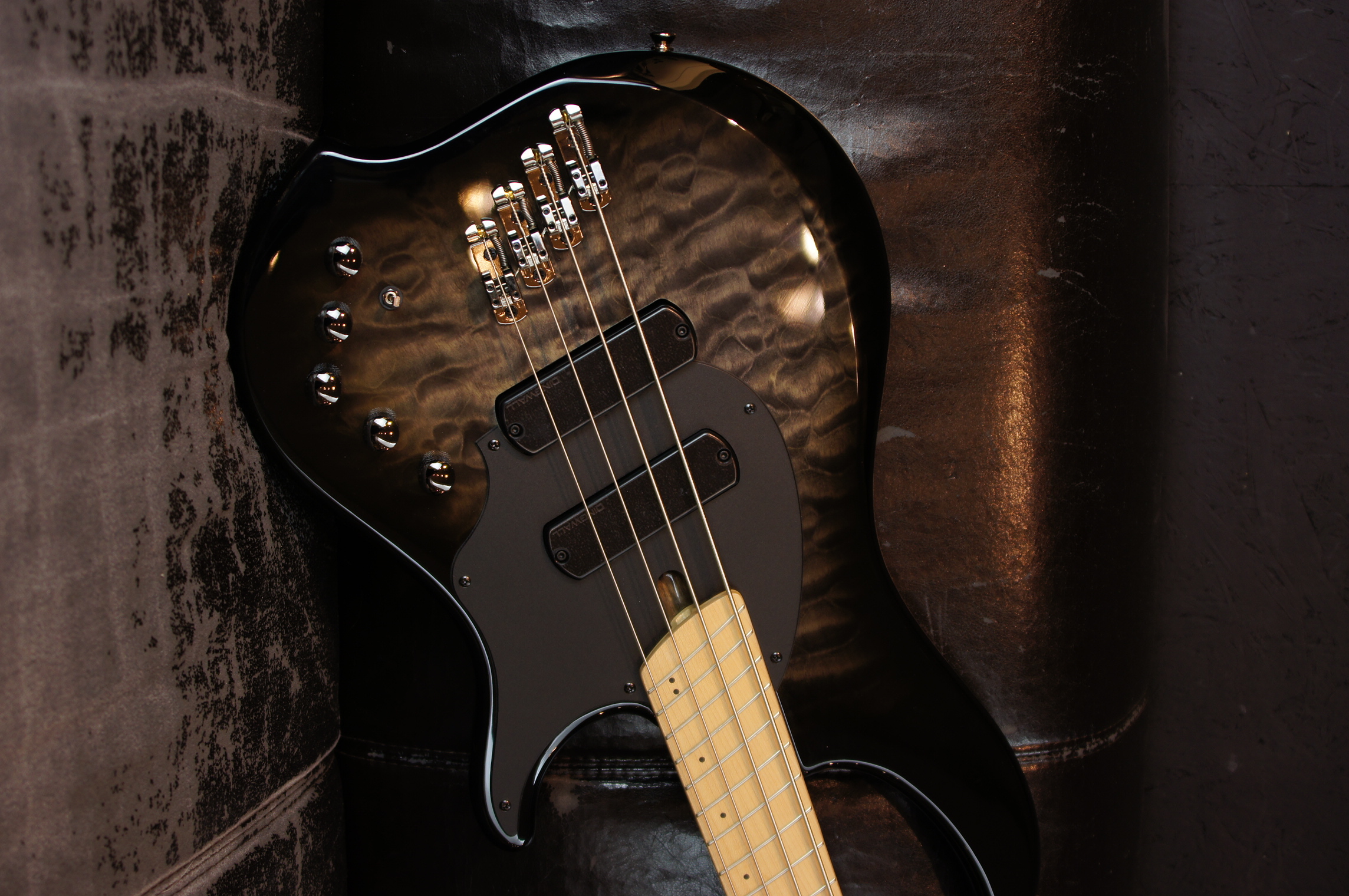 Dingwall CB2 Combustion 4-String Mapleneck 2 Tone Black Burst