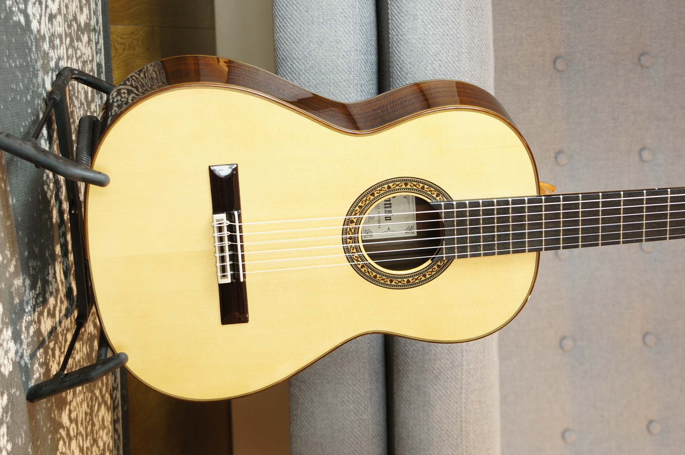 José Alonso 12A - Palisander/Fichte vollmassiv mit Carbon verstärkter Fächerbeleistung