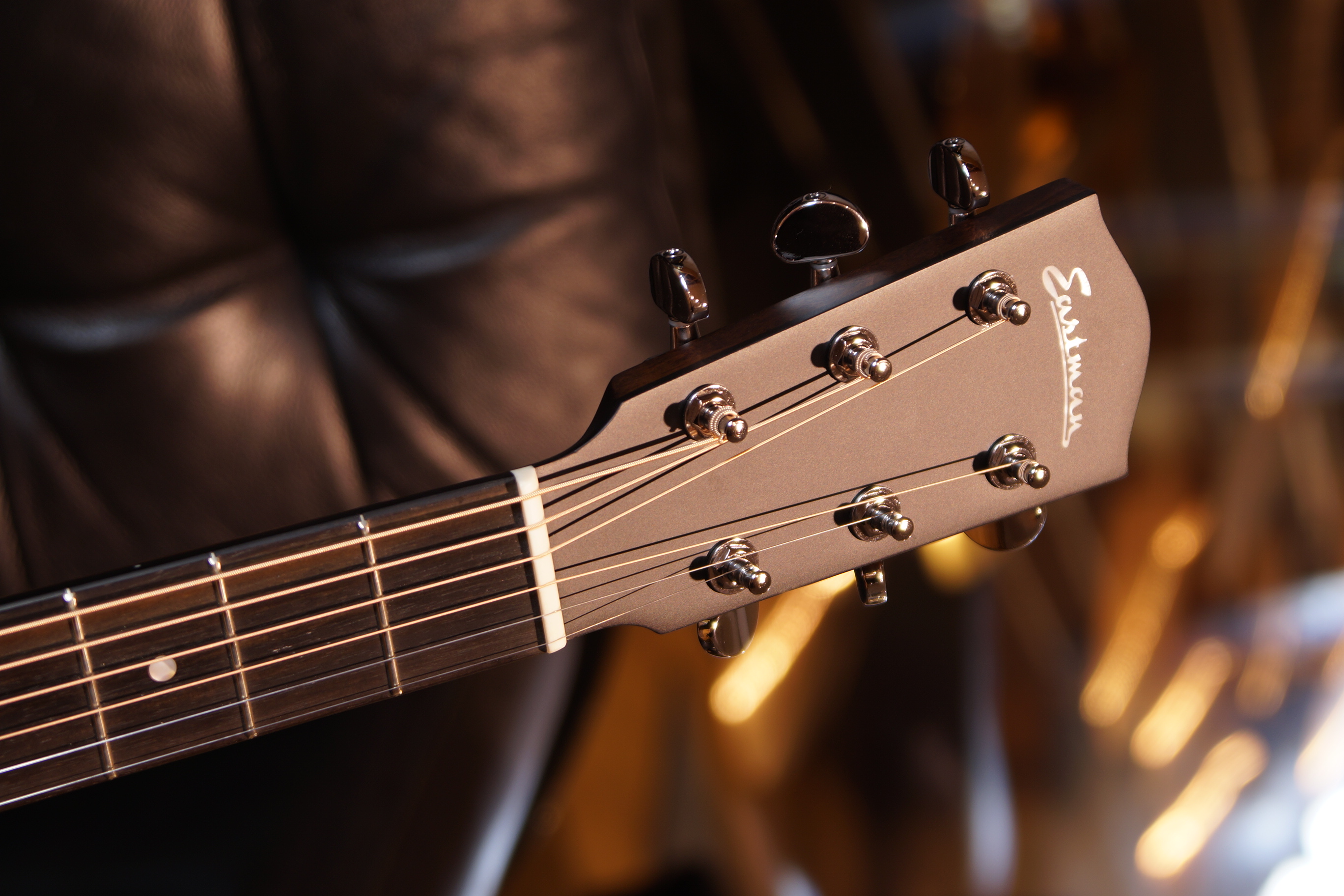 Eastman AC222CE Deluxe Goldburst mit Tonabnehmer und Gigbag