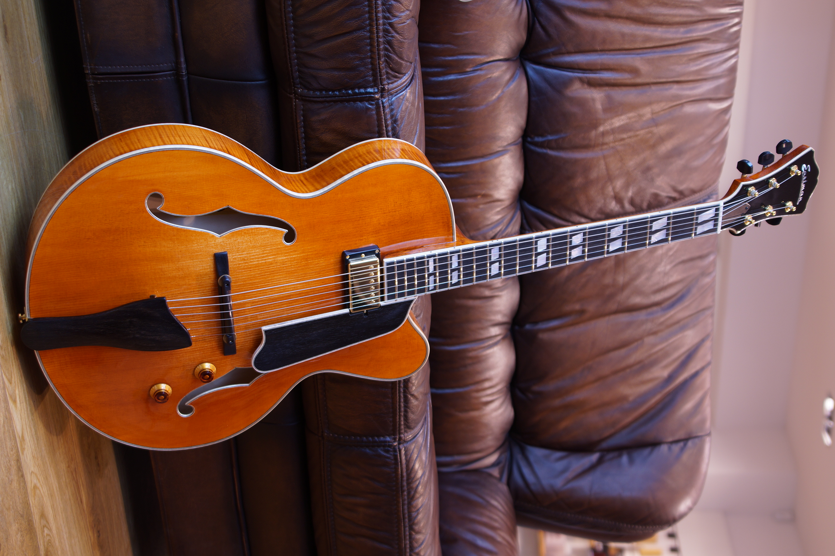 Eastman AR580CE-HB Archtop Honeyburst