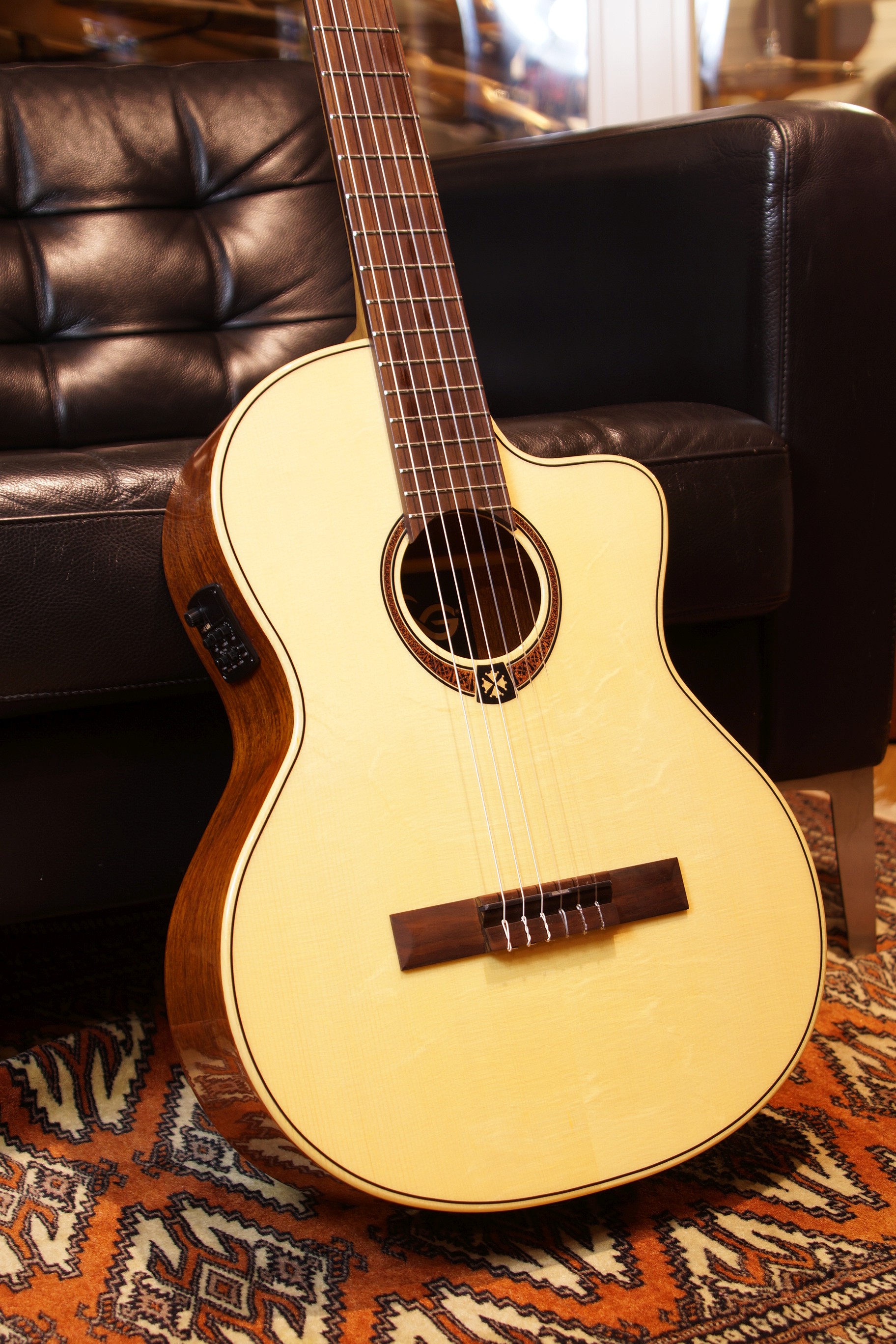 LÂG - GLA OC88CE Konzertgitarre mit Pickup