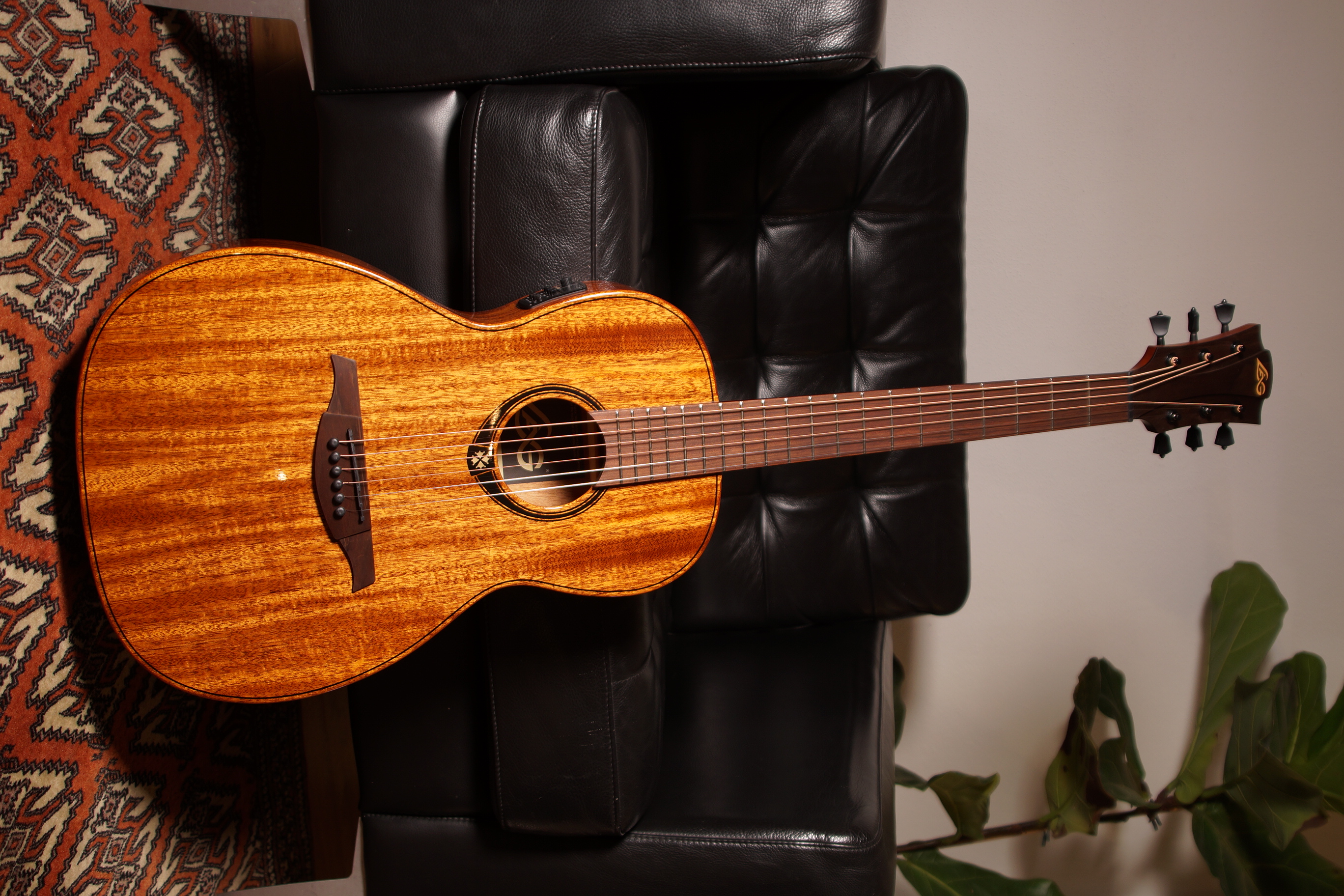 LAG Tramontane GLA T98PE Parlor Gitarre mit Tonabnehmer