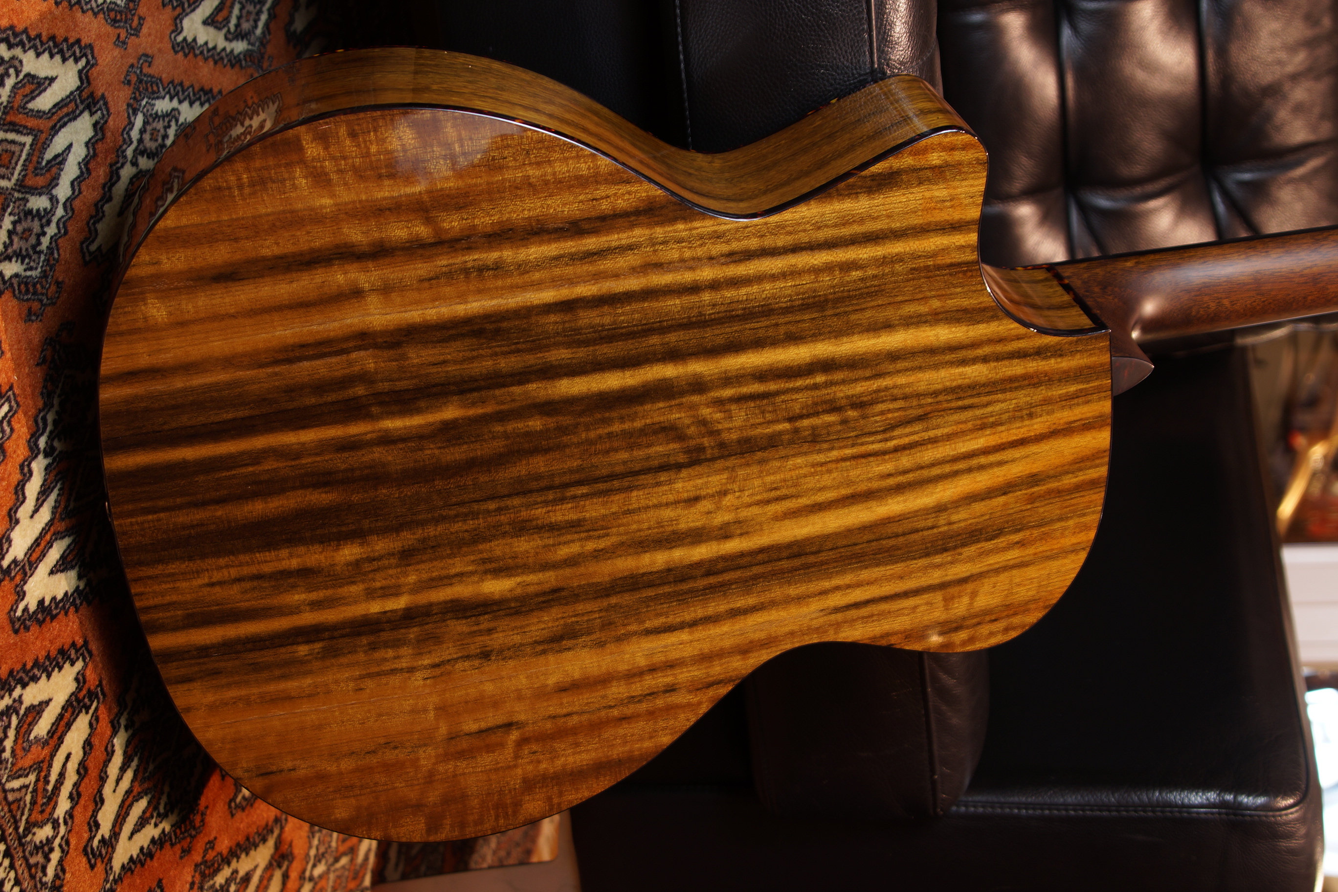 Eastman AC222CE Deluxe Goldburst mit Tonabnehmer und Gigbag