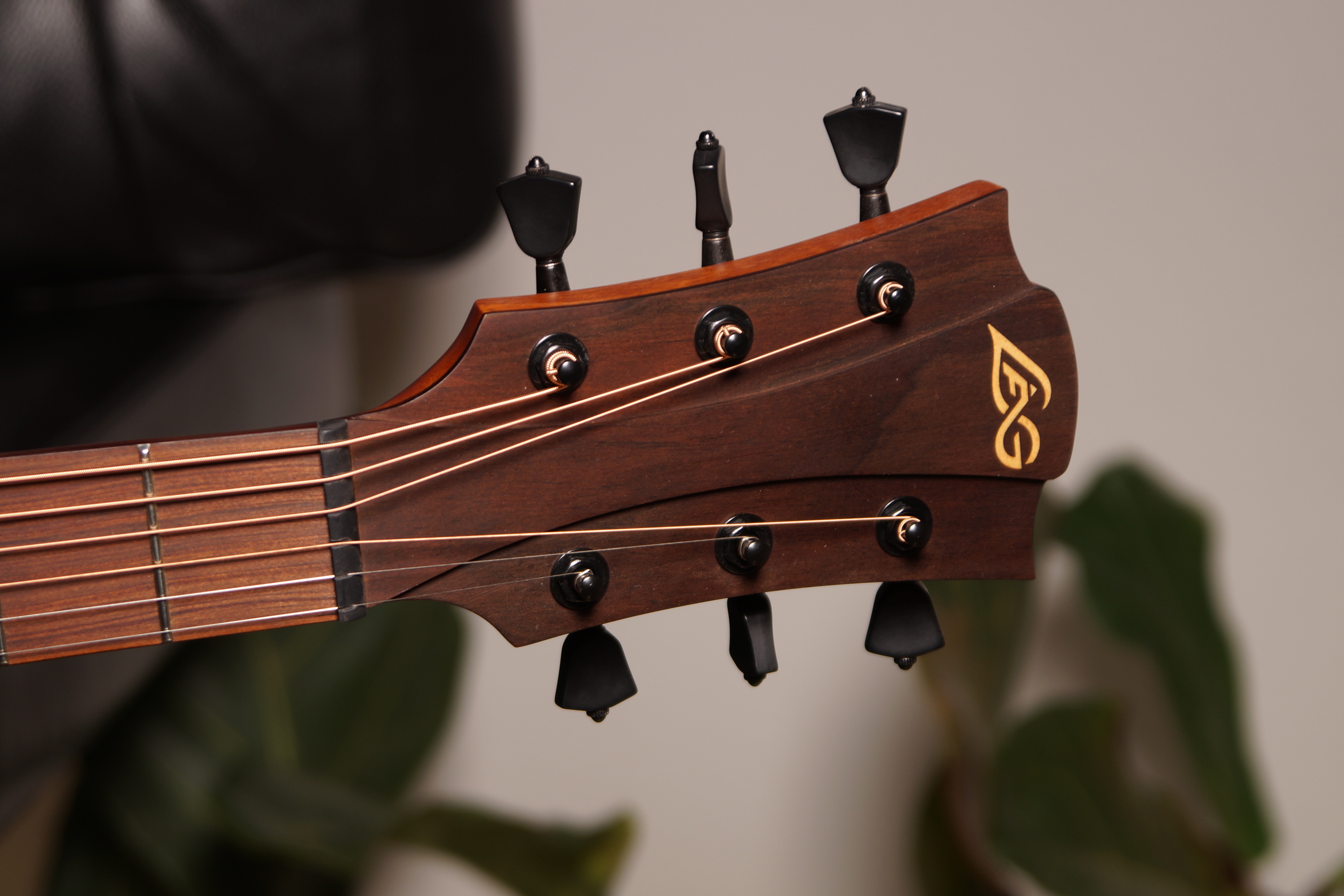 LAG Tramontane GLA T98PE Parlor Gitarre mit Tonabnehmer