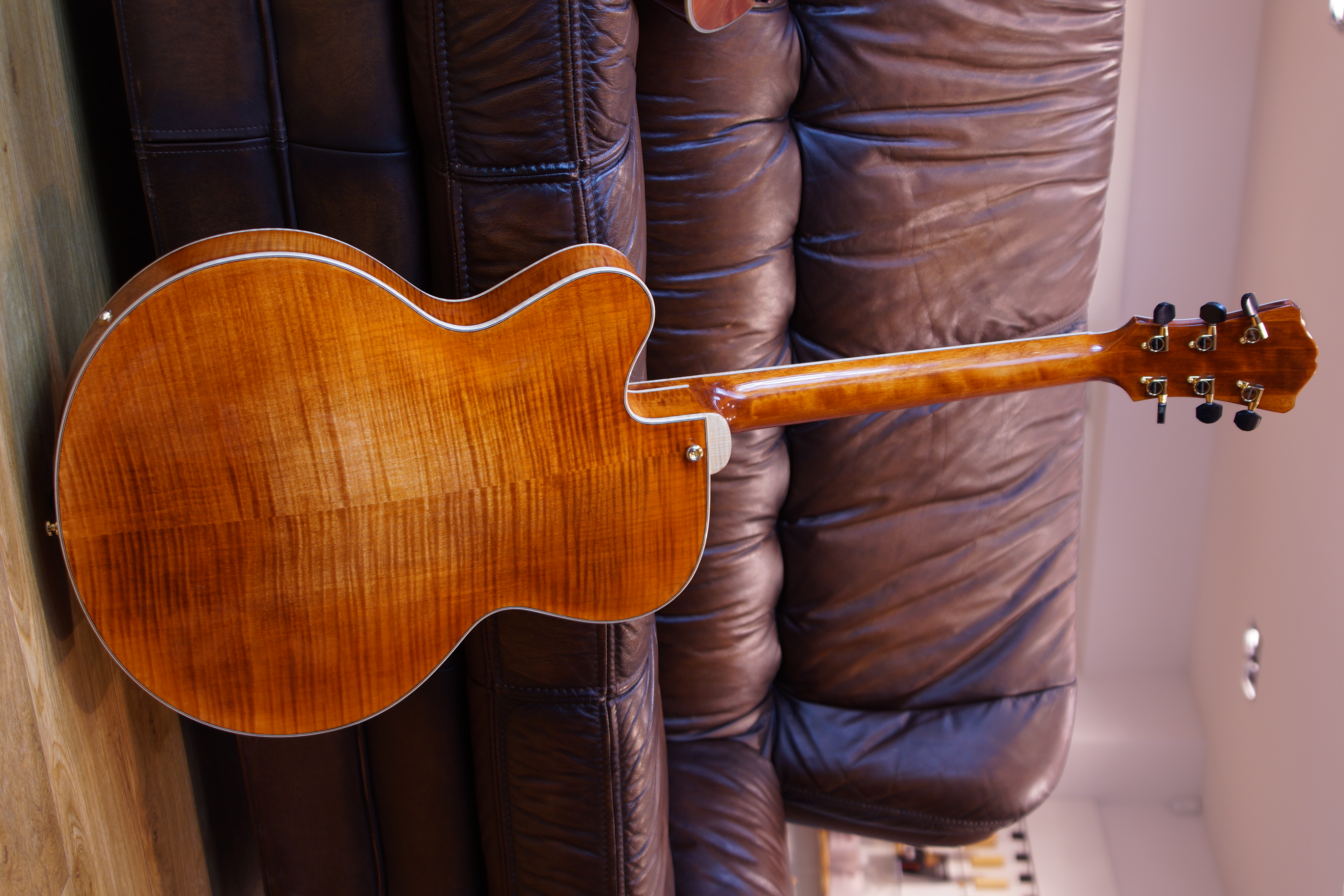 Eastman AR580CE-HB Archtop Honeyburst