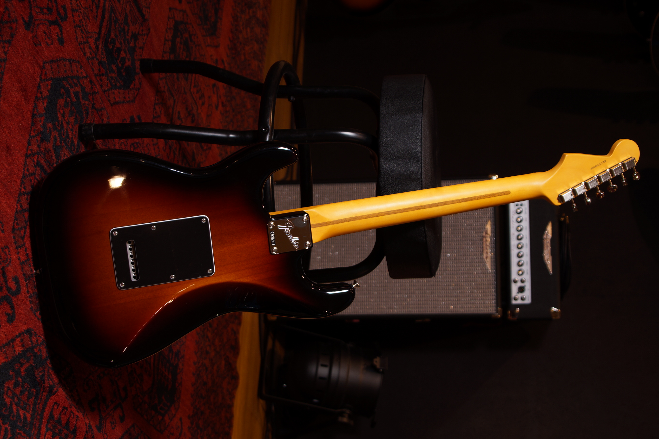 Fender American Professional Classic Stratocaster® HSS, Maple Fingerboard, 3-Color Sunburst