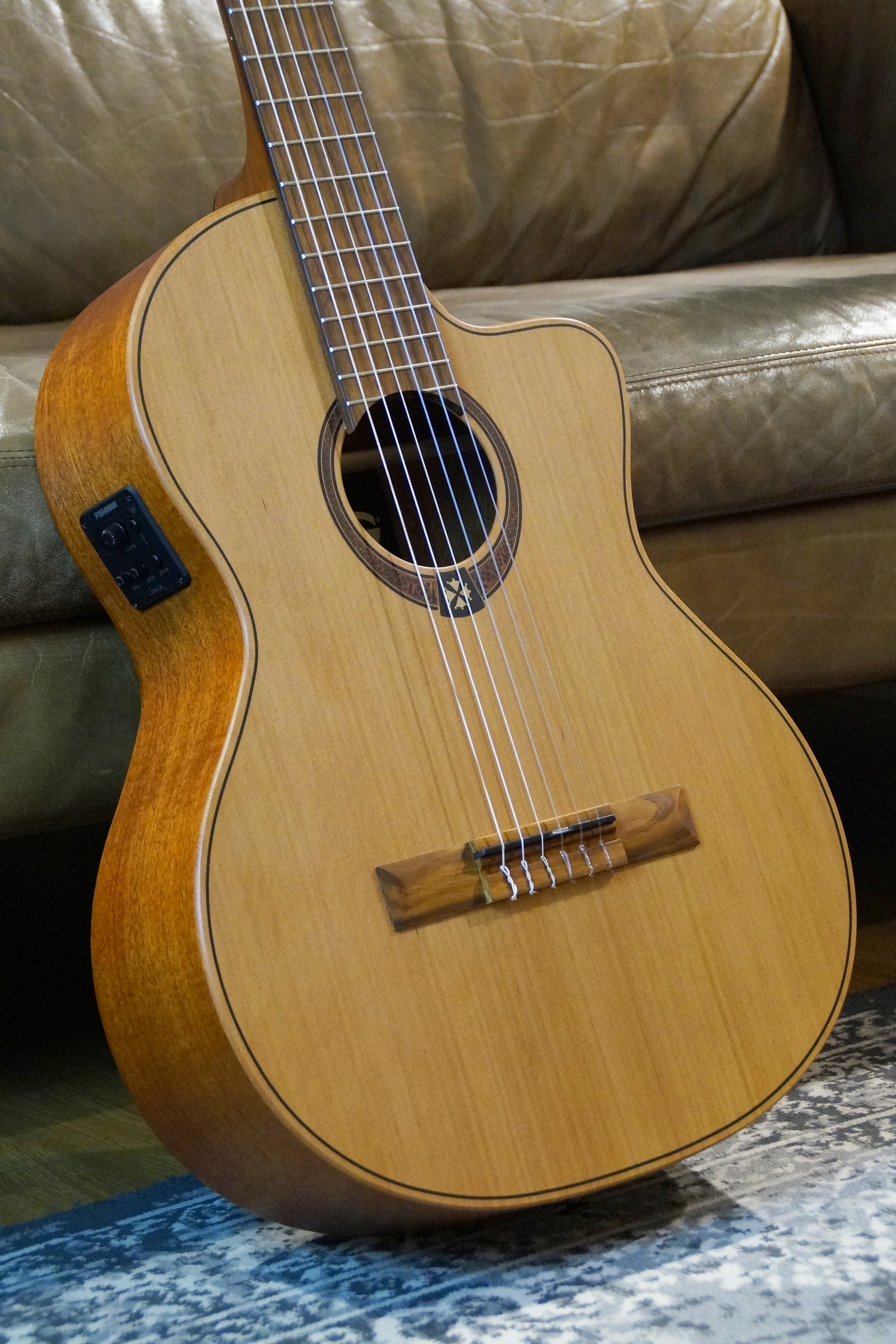 LÂG - GLA OC170CE Konzertgitarre mit Pickup