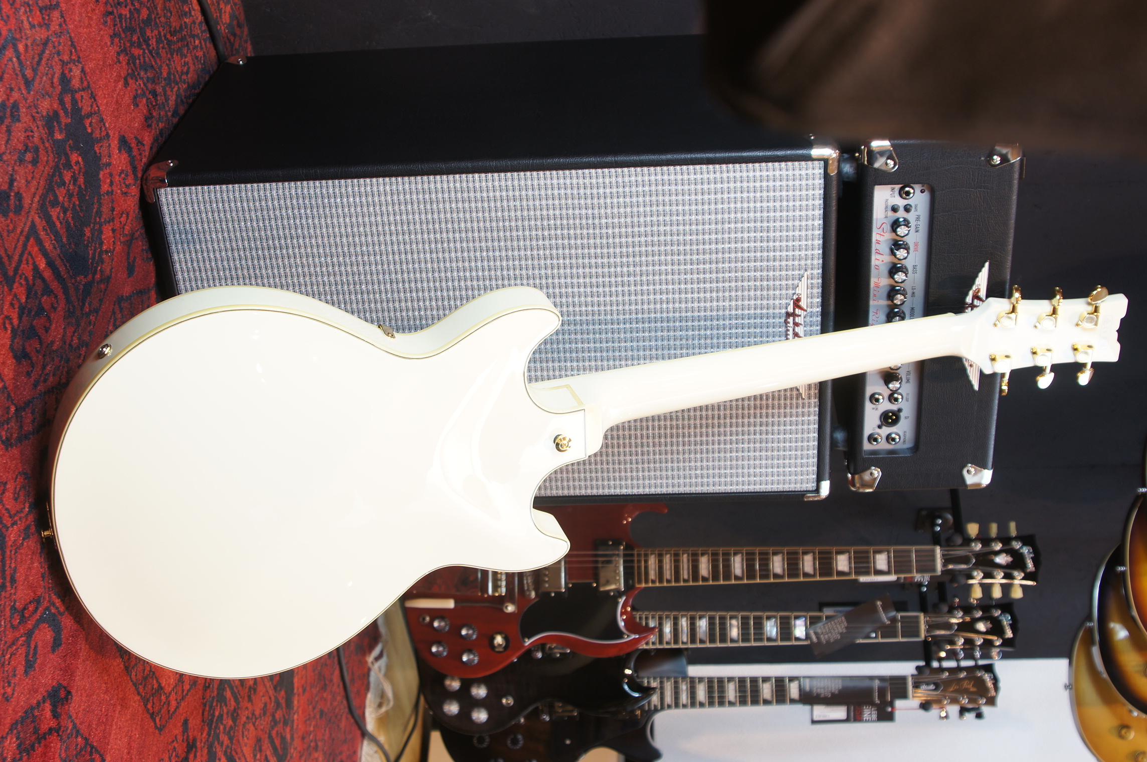 IBANEZ Artcore Expressionist AM Hollowbody Gitarre 6-String - Ivory