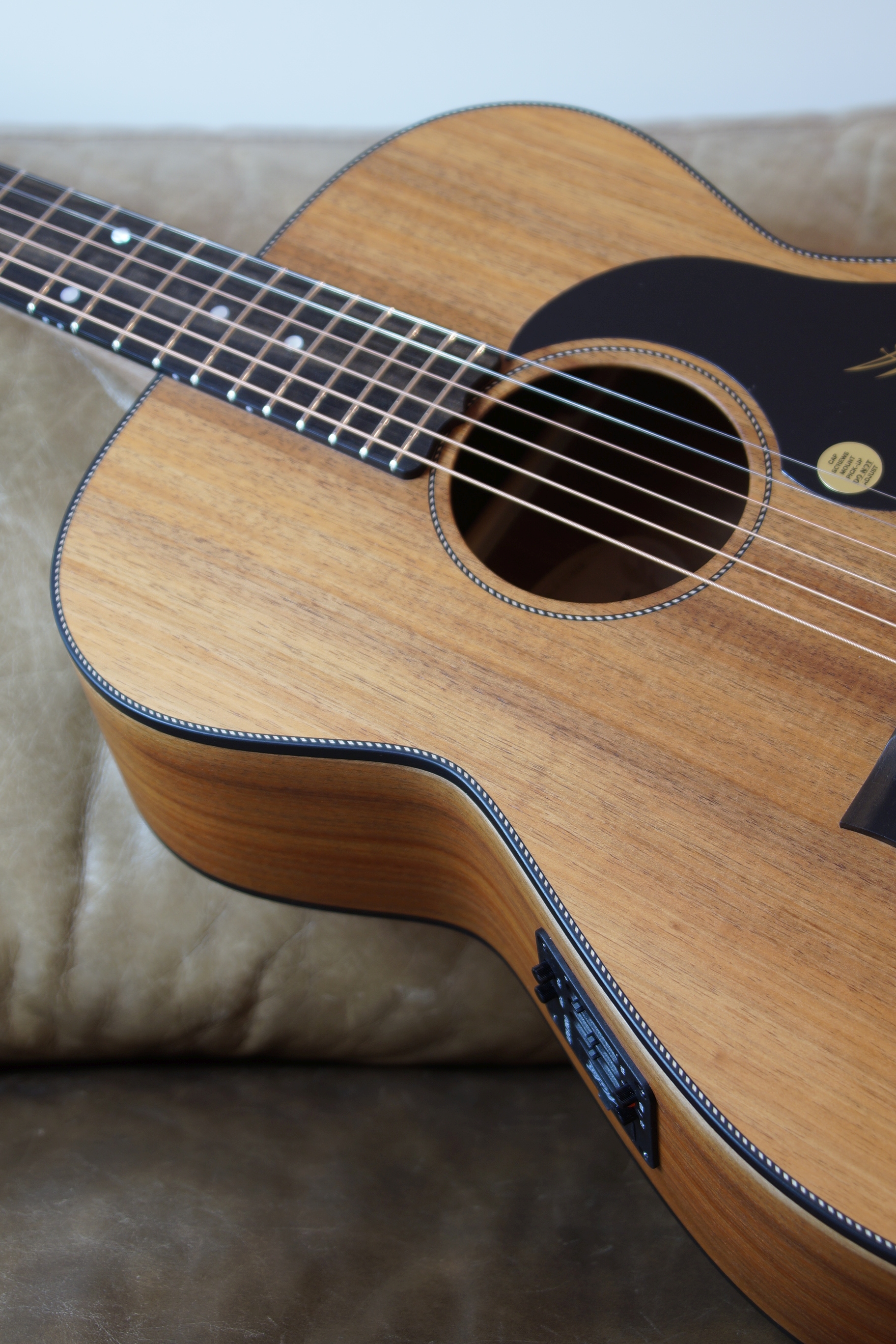 Maton EBW 808