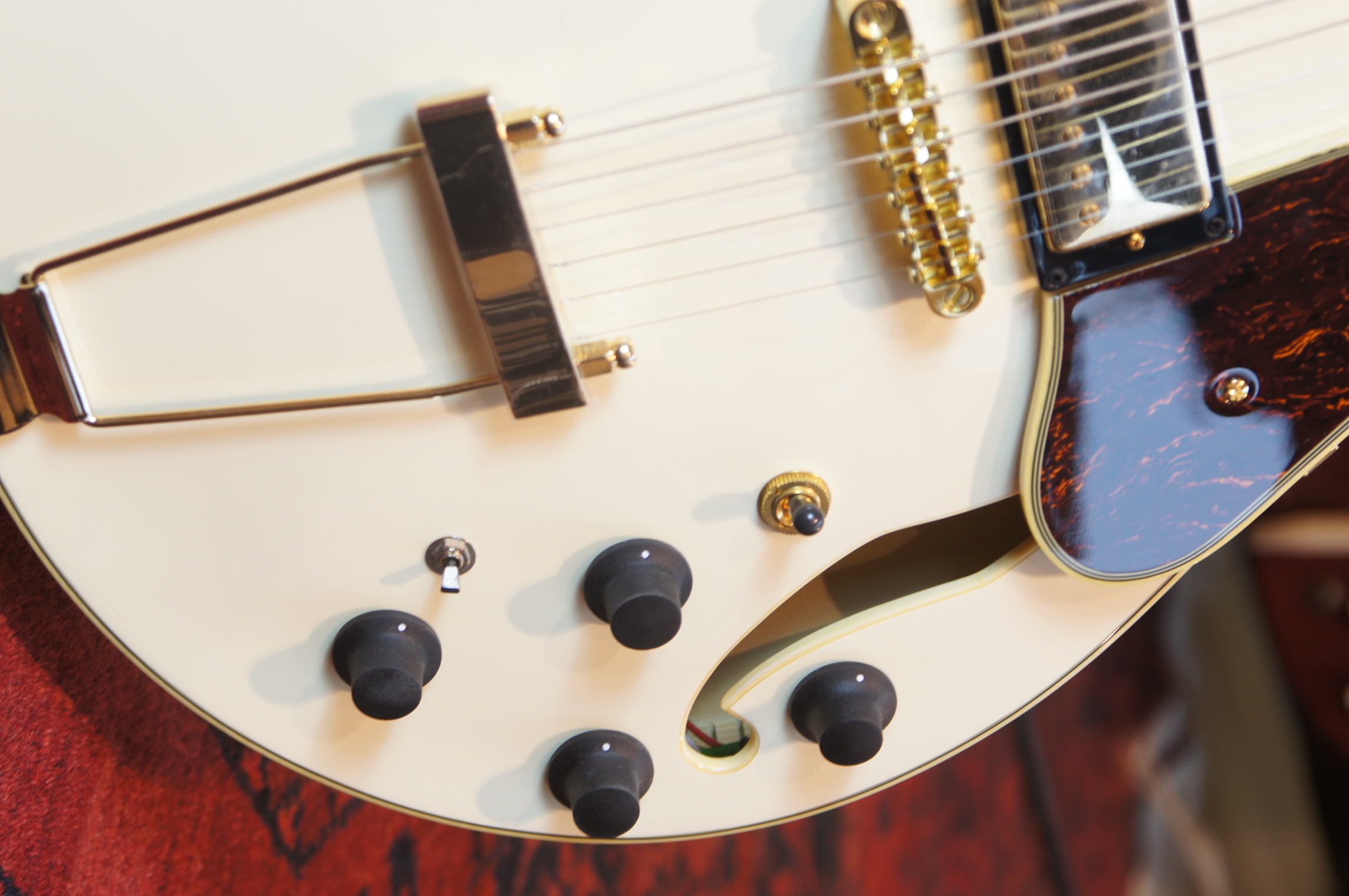 IBANEZ Artcore Expressionist AM Hollowbody Gitarre 6-String - Ivory