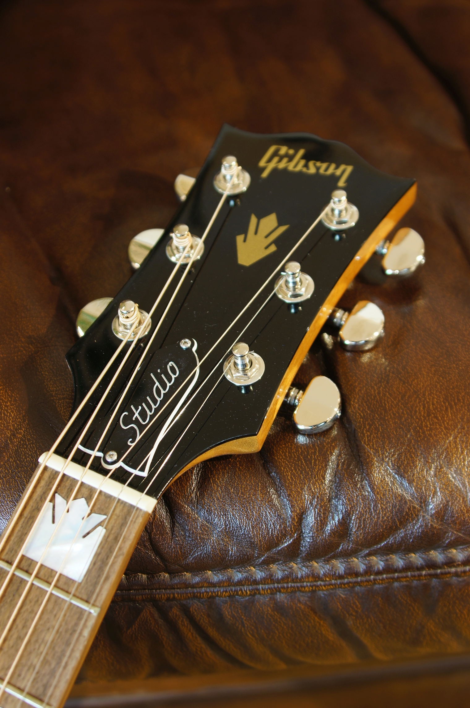 Gibson SJ-200 Studio Walnut Antique Natural