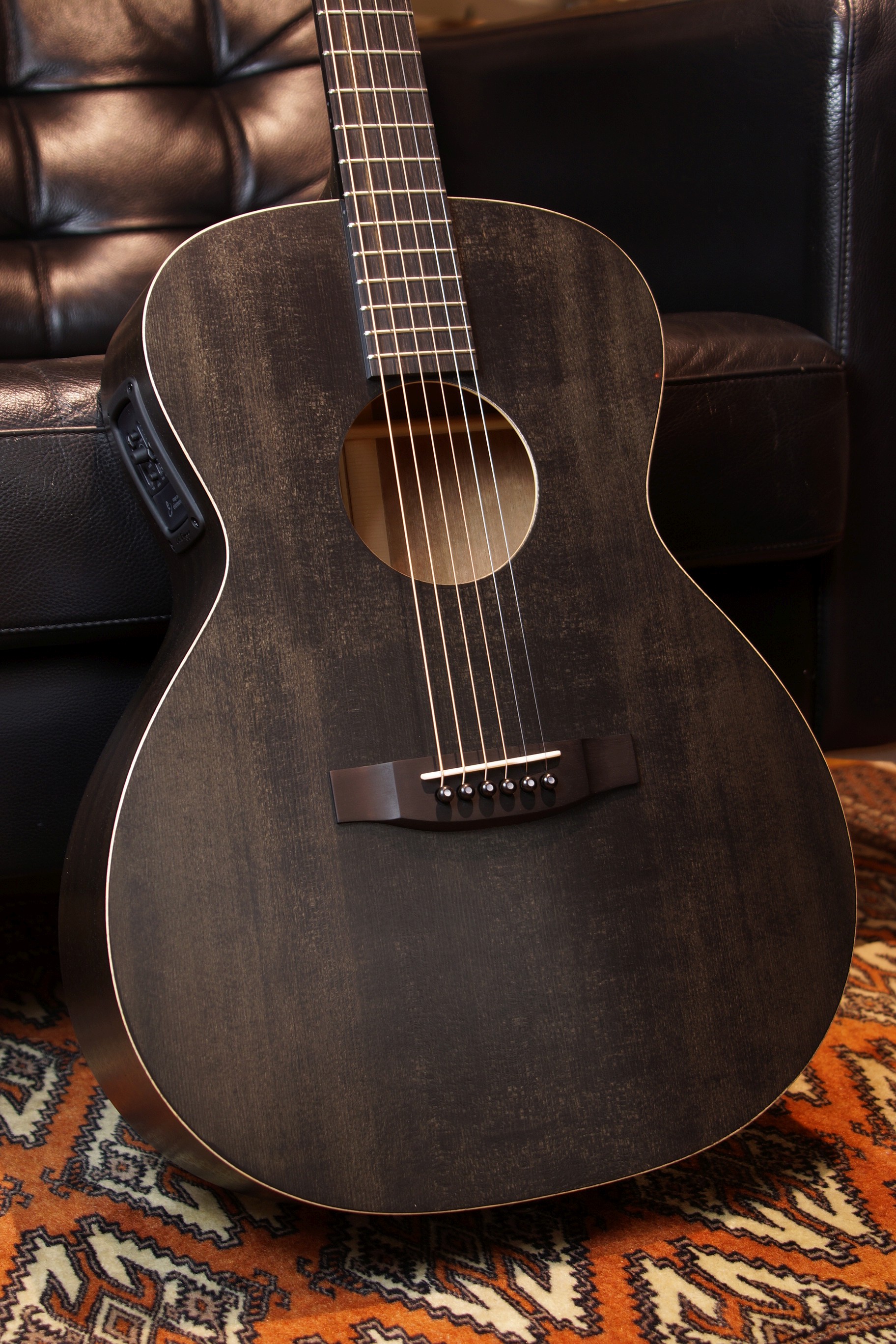 Lakewood Black Sheep mit L.R.Baggs Stage Pro Element und Gigbag