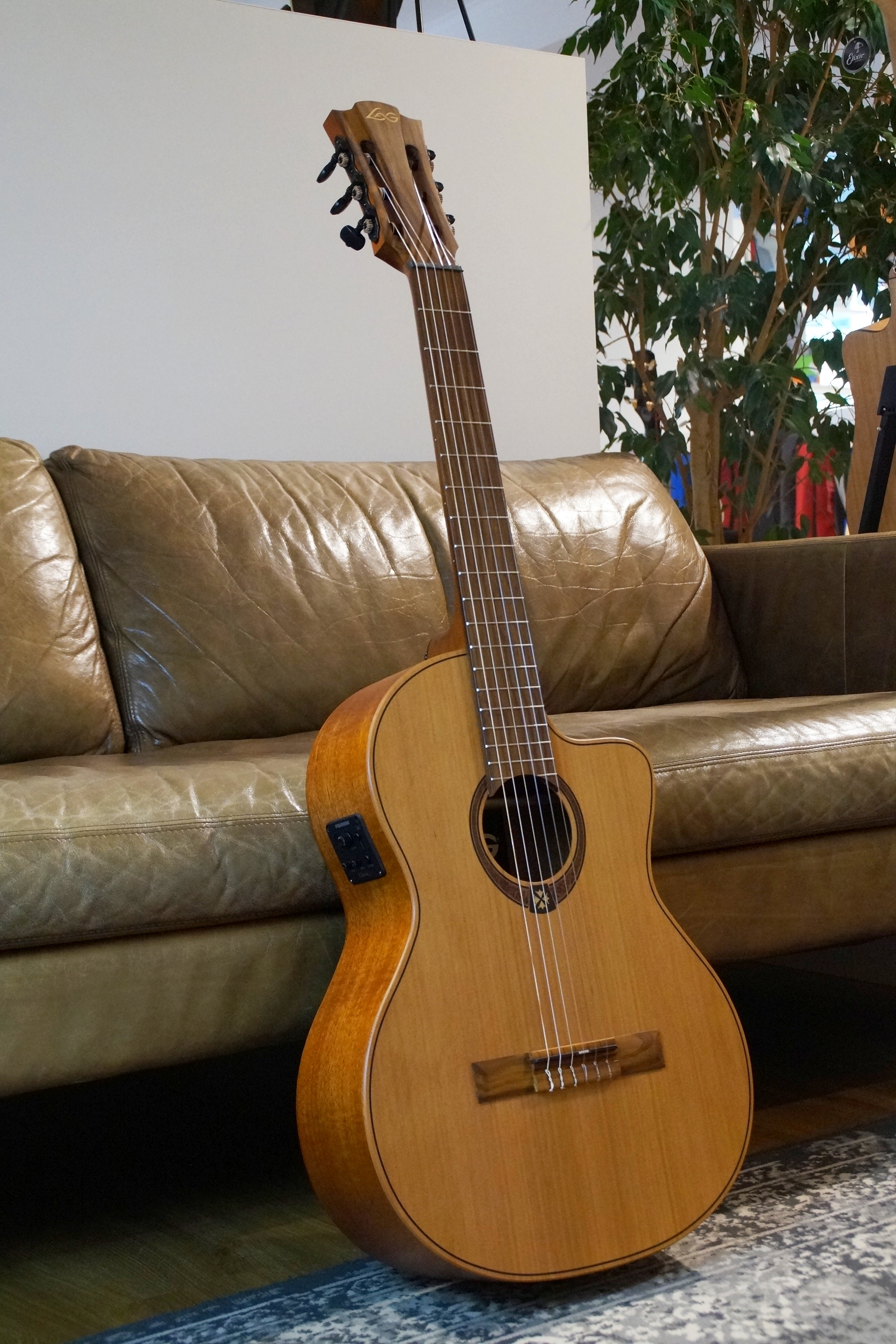 LÂG - GLA OC170CE Konzertgitarre mit Pickup