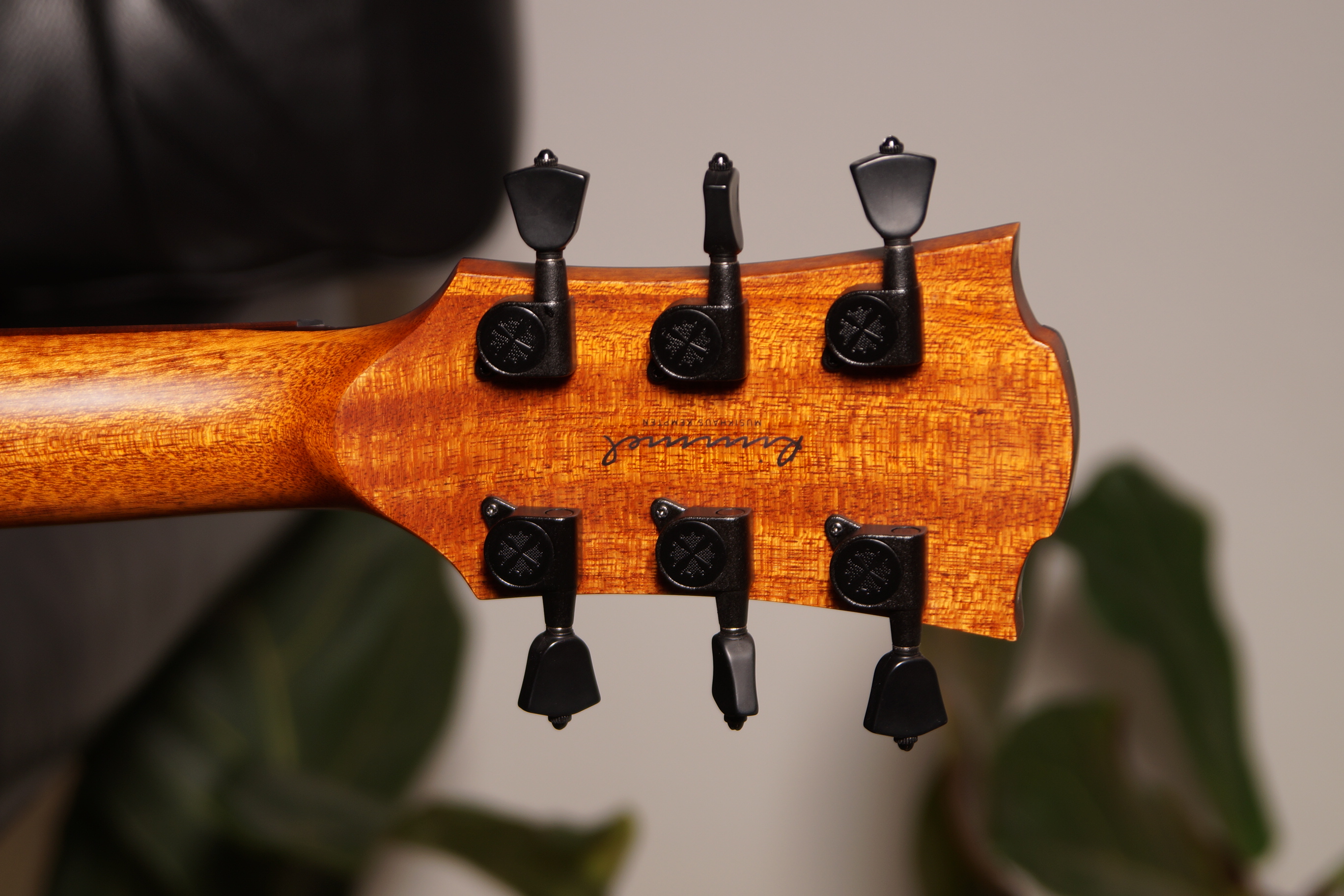 LAG Tramontane GLA T98PE Parlor Gitarre mit Tonabnehmer