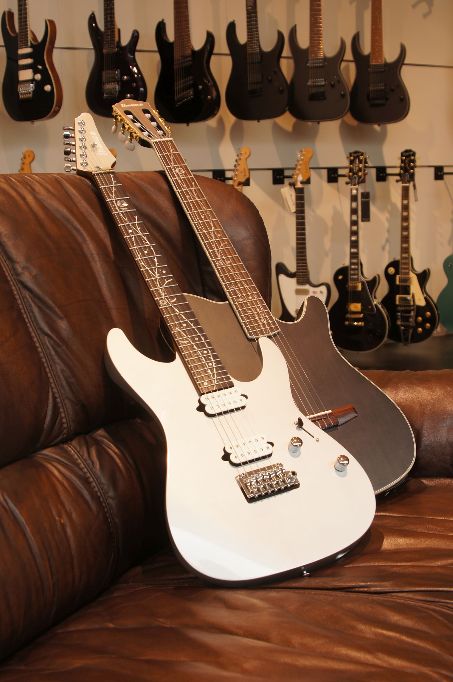 IBANEZ Tim Henson Signature AZ E-Gitarre 6-String + Gigbag - B-Ware