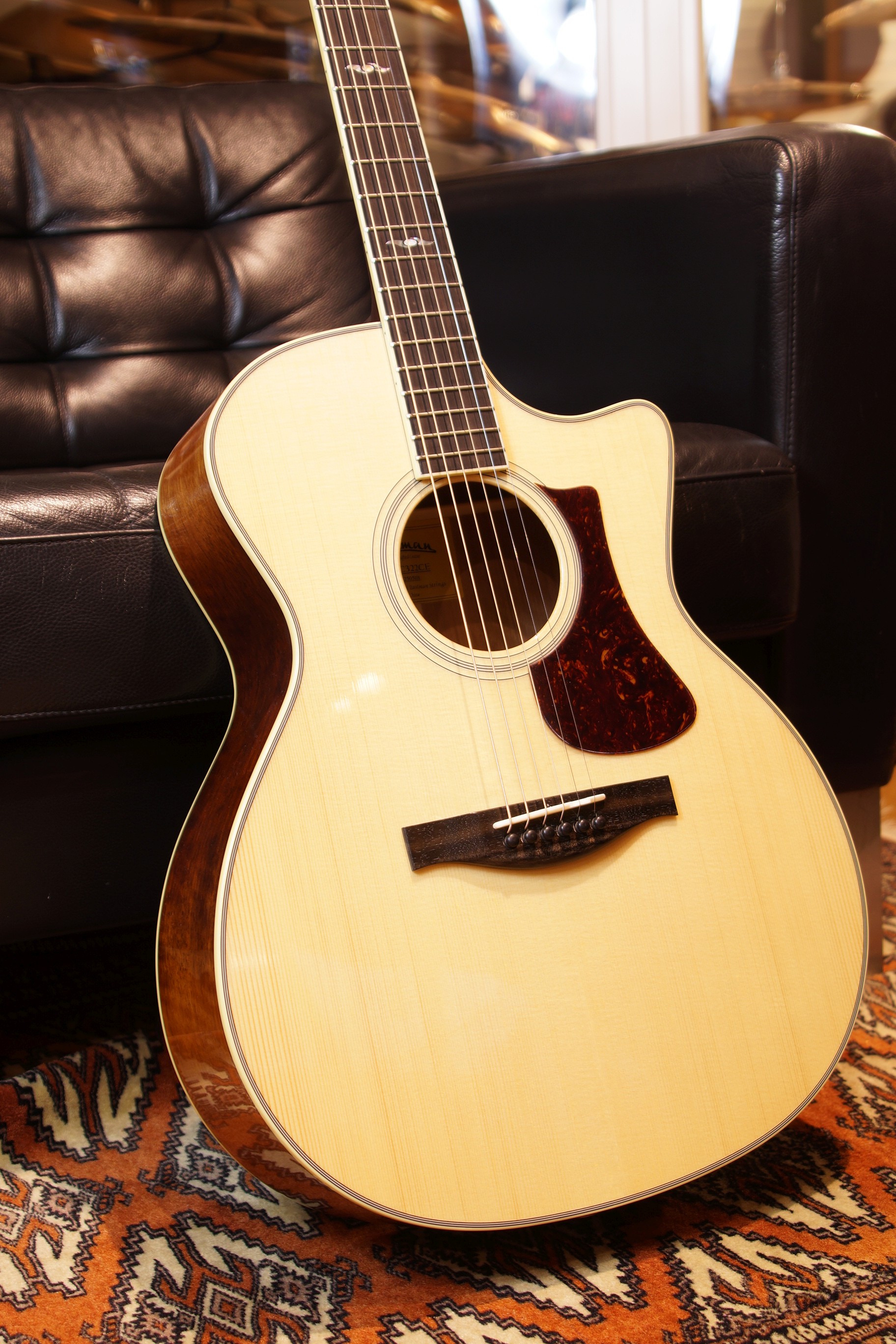 Eastman AC322CE mit Tonabnehmer und Koffer