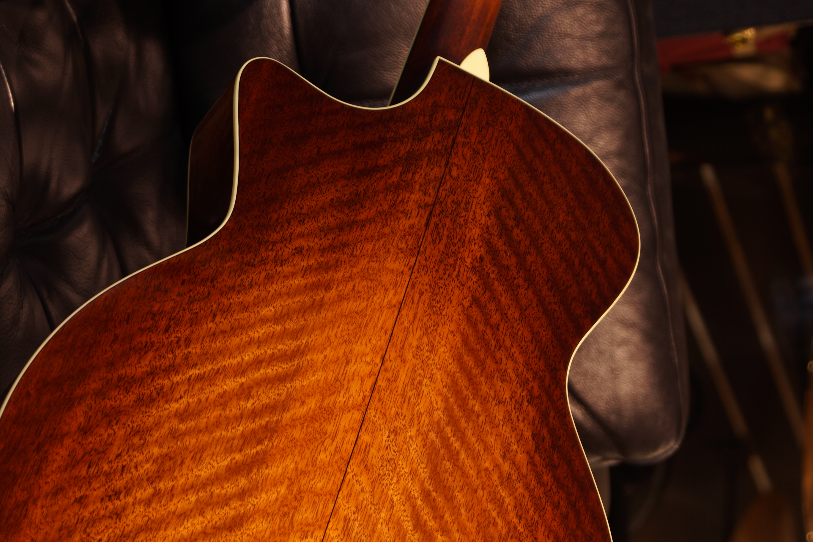 Eastman AC322CE mit Tonabnehmer und Koffer