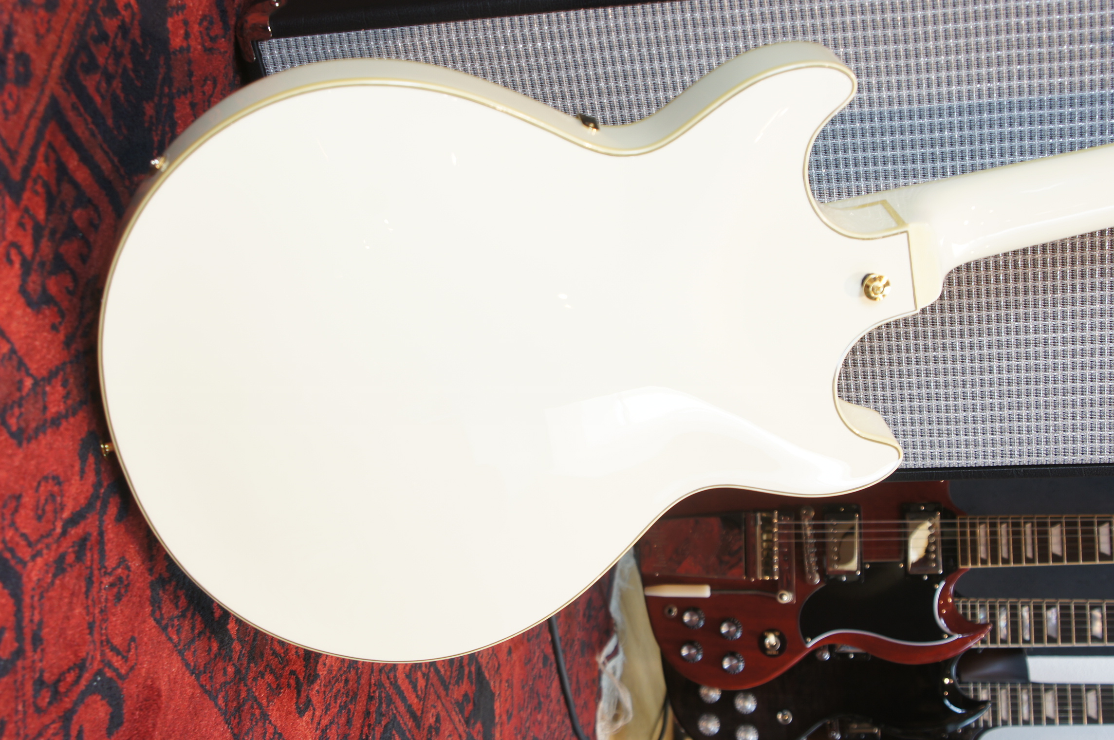 IBANEZ Artcore Expressionist AM Hollowbody Gitarre 6-String - Ivory