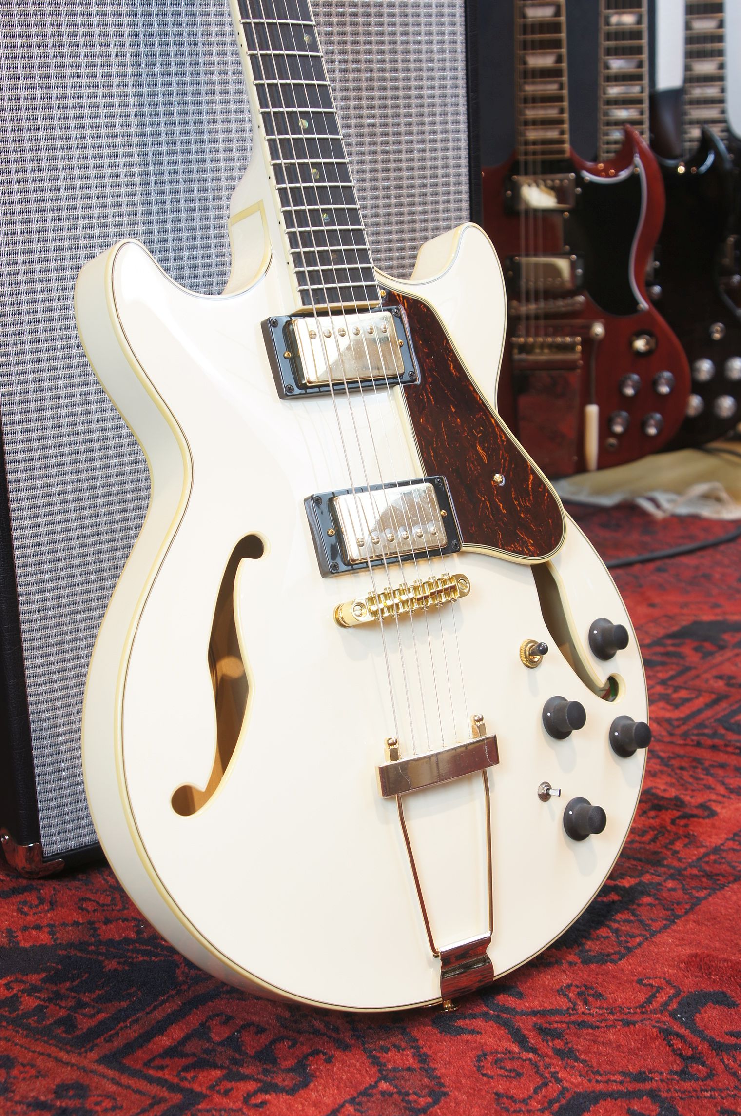 IBANEZ Artcore Expressionist AM Hollowbody Gitarre 6-String - Ivory