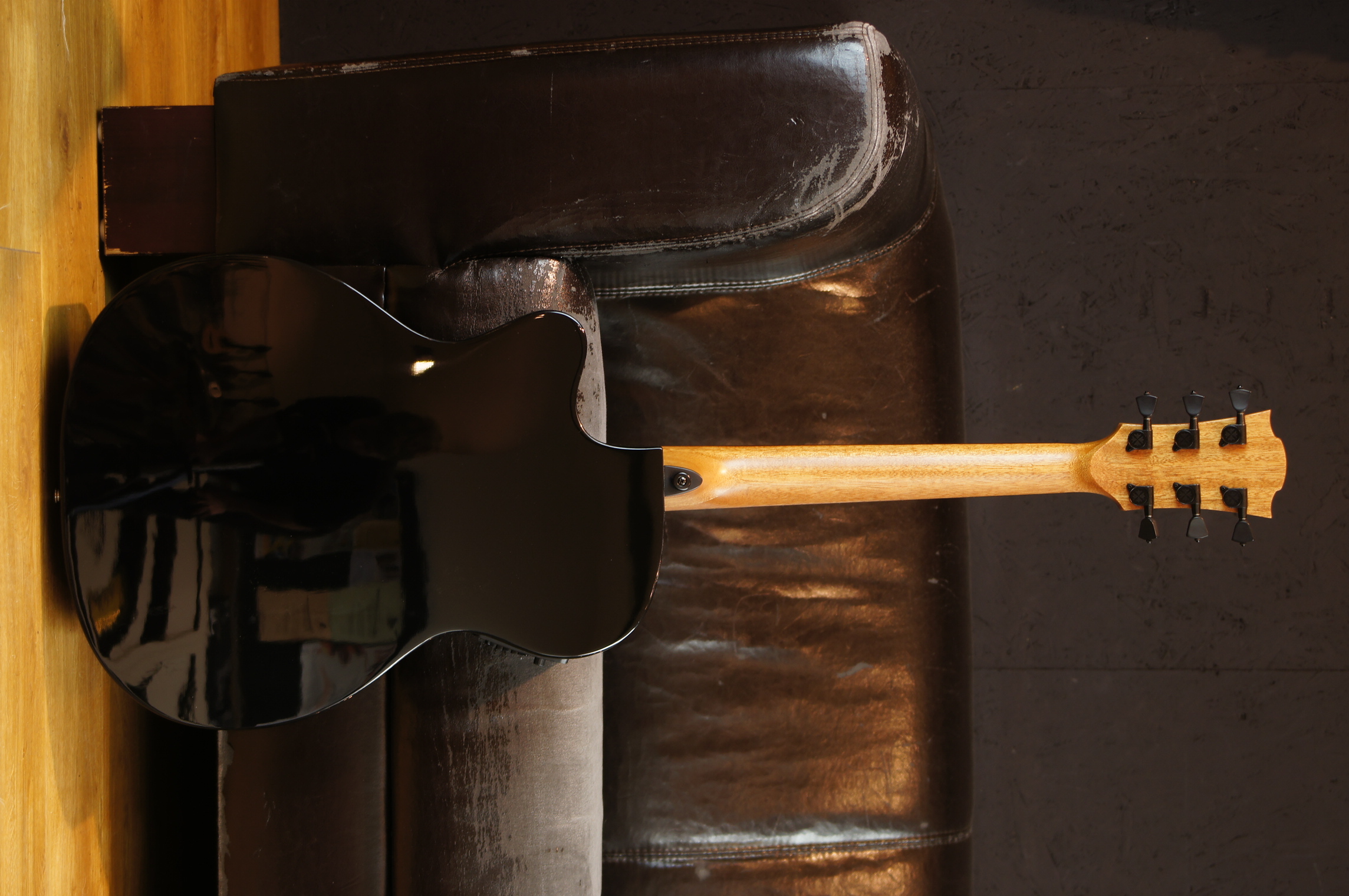 LAG Westerngitarre Tramontane 118 Auditorium schwarz