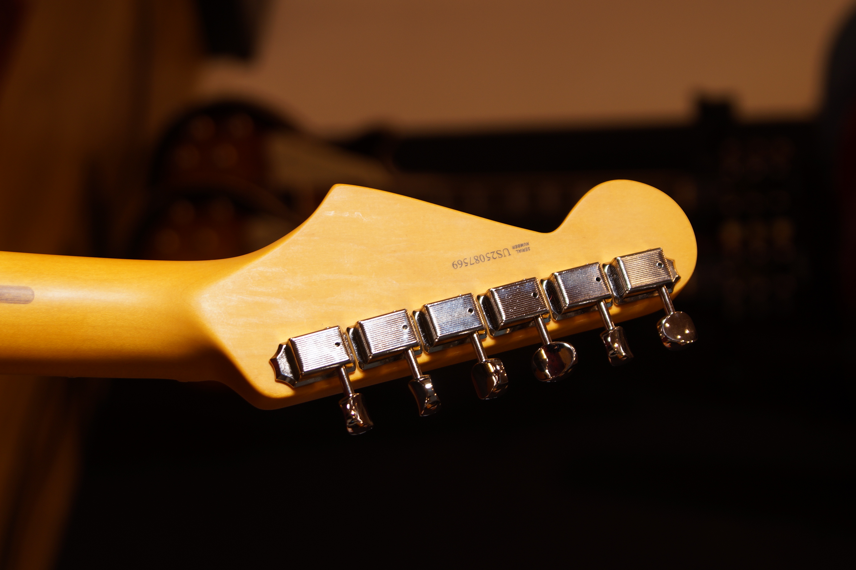 Fender American Professional Classic Stratocaster® HSS, Maple Fingerboard, 3-Color Sunburst