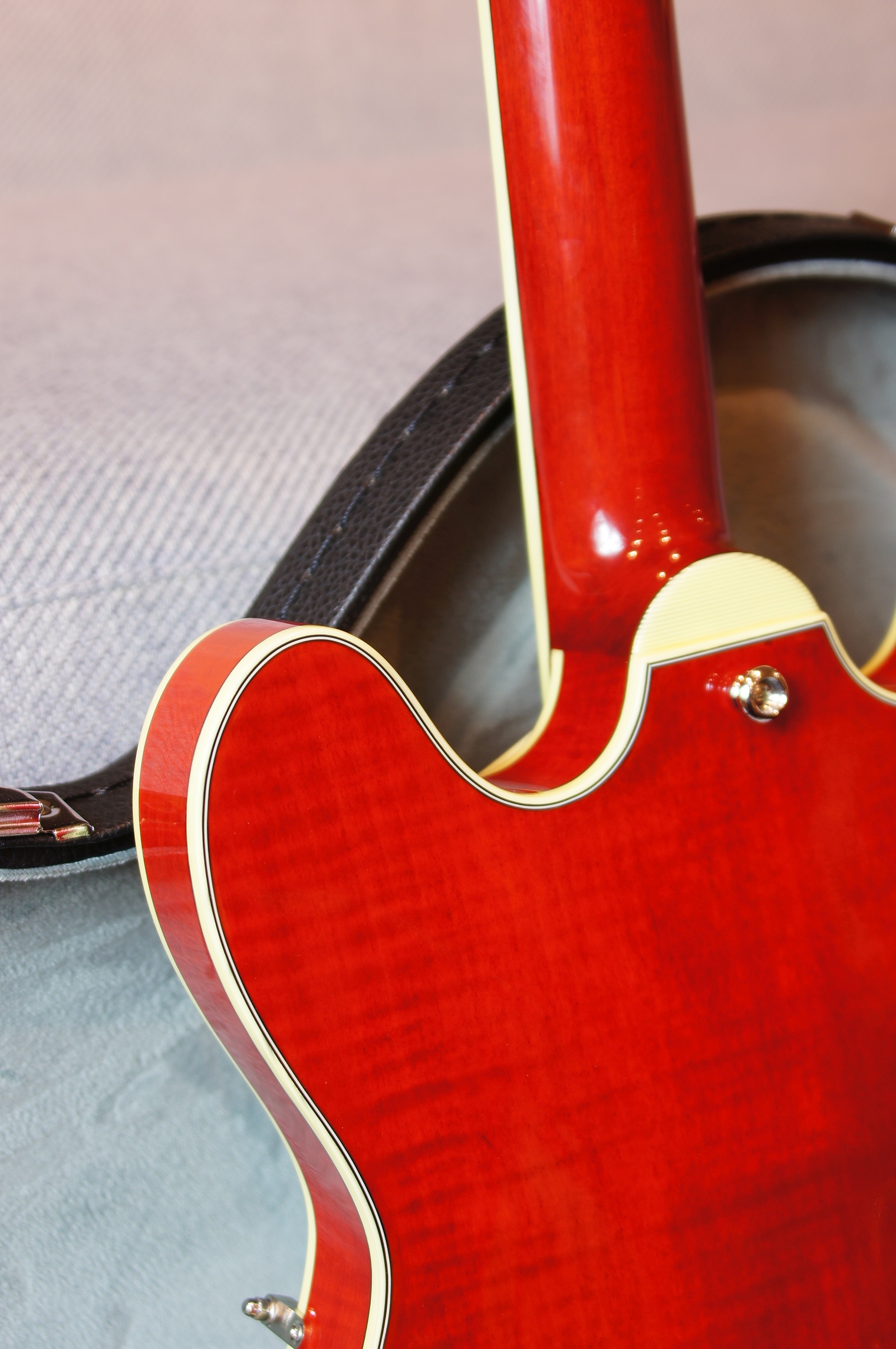 Eastman T486 Cherry Red - inklusive Case