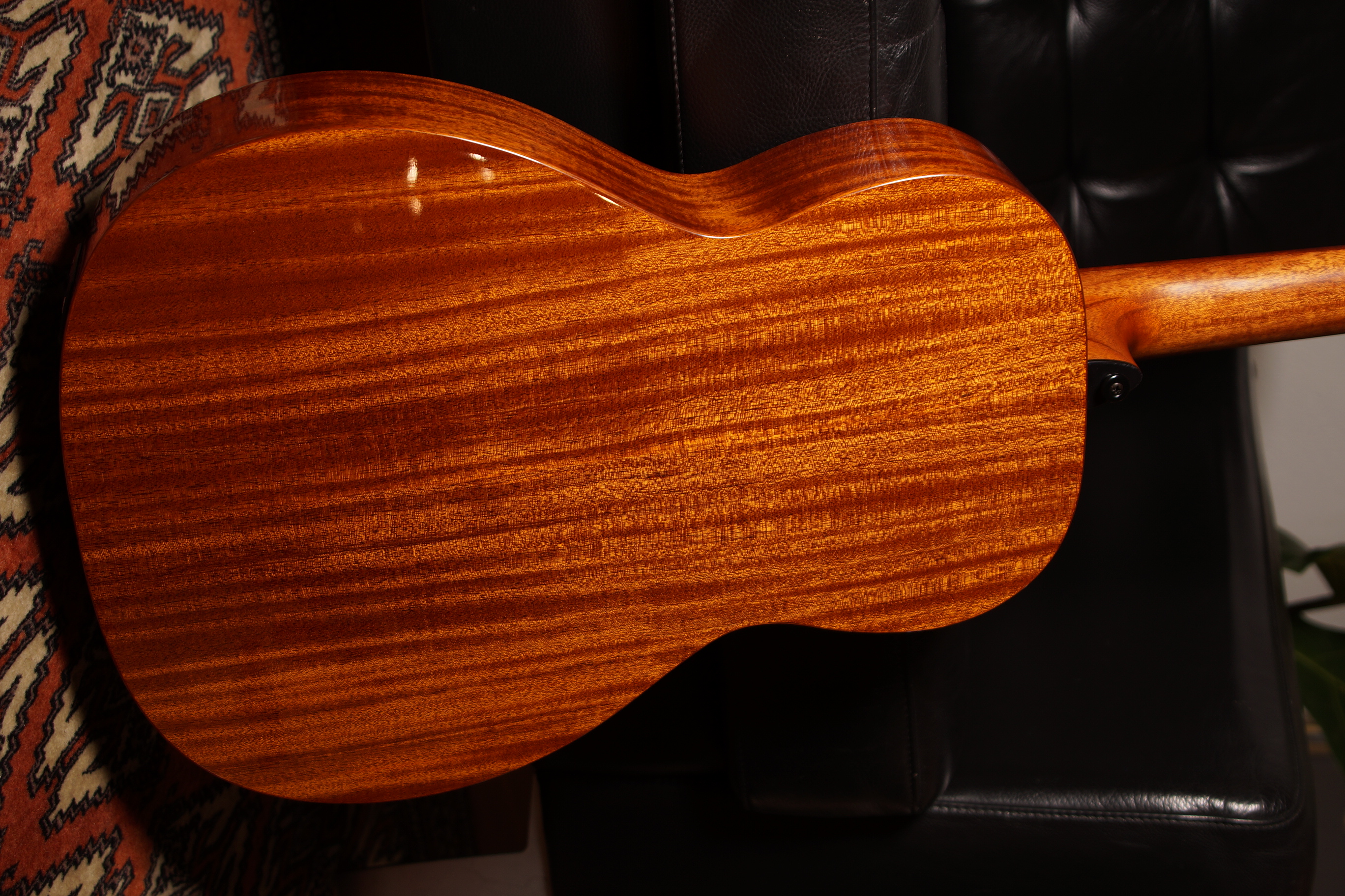 LAG Tramontane GLA T98PE Parlor Gitarre mit Tonabnehmer